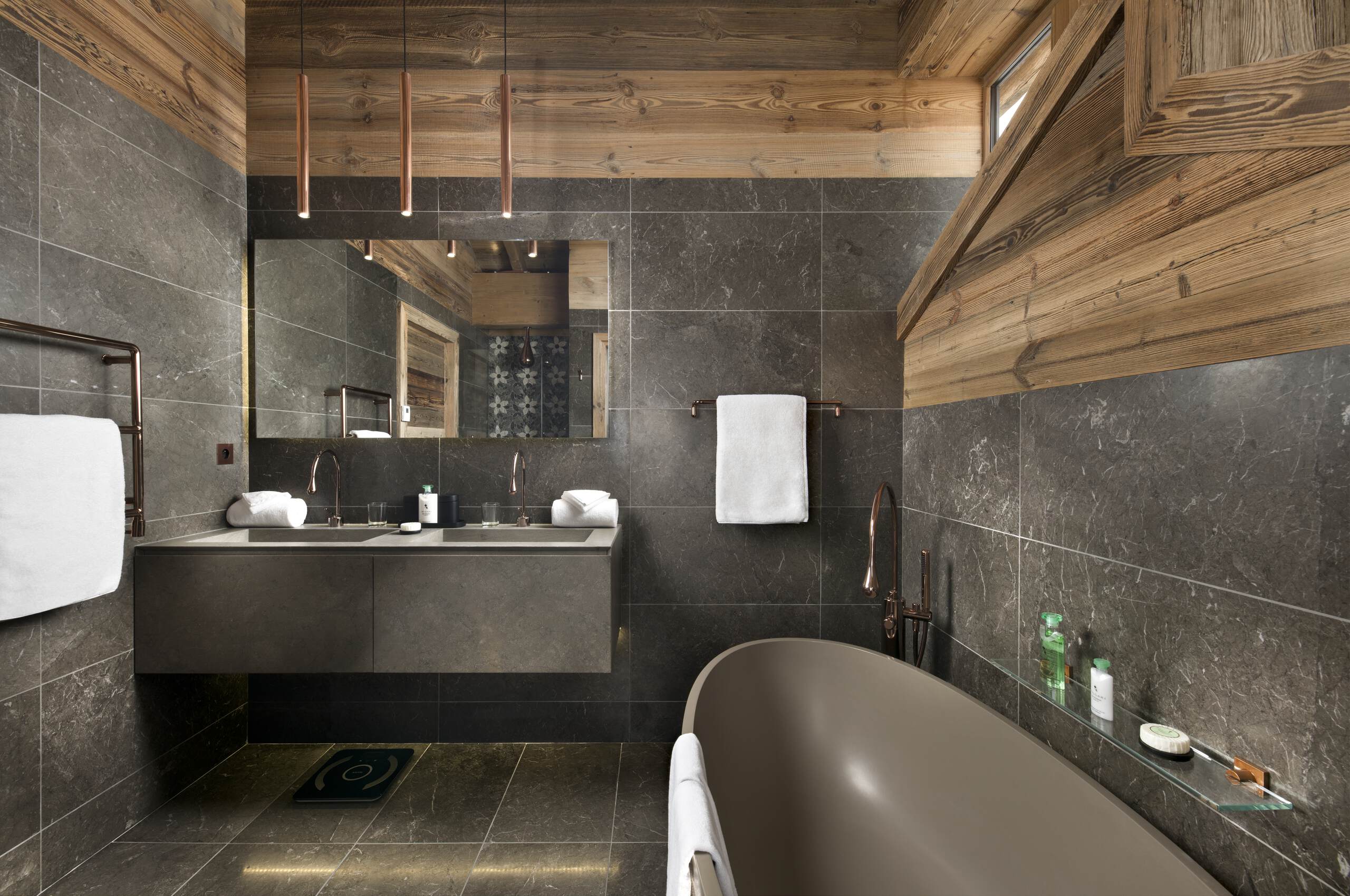 chalet-anastasia-bathroom-bathtub-doublesink-modern-alpine-design-courchevel1850-luxury