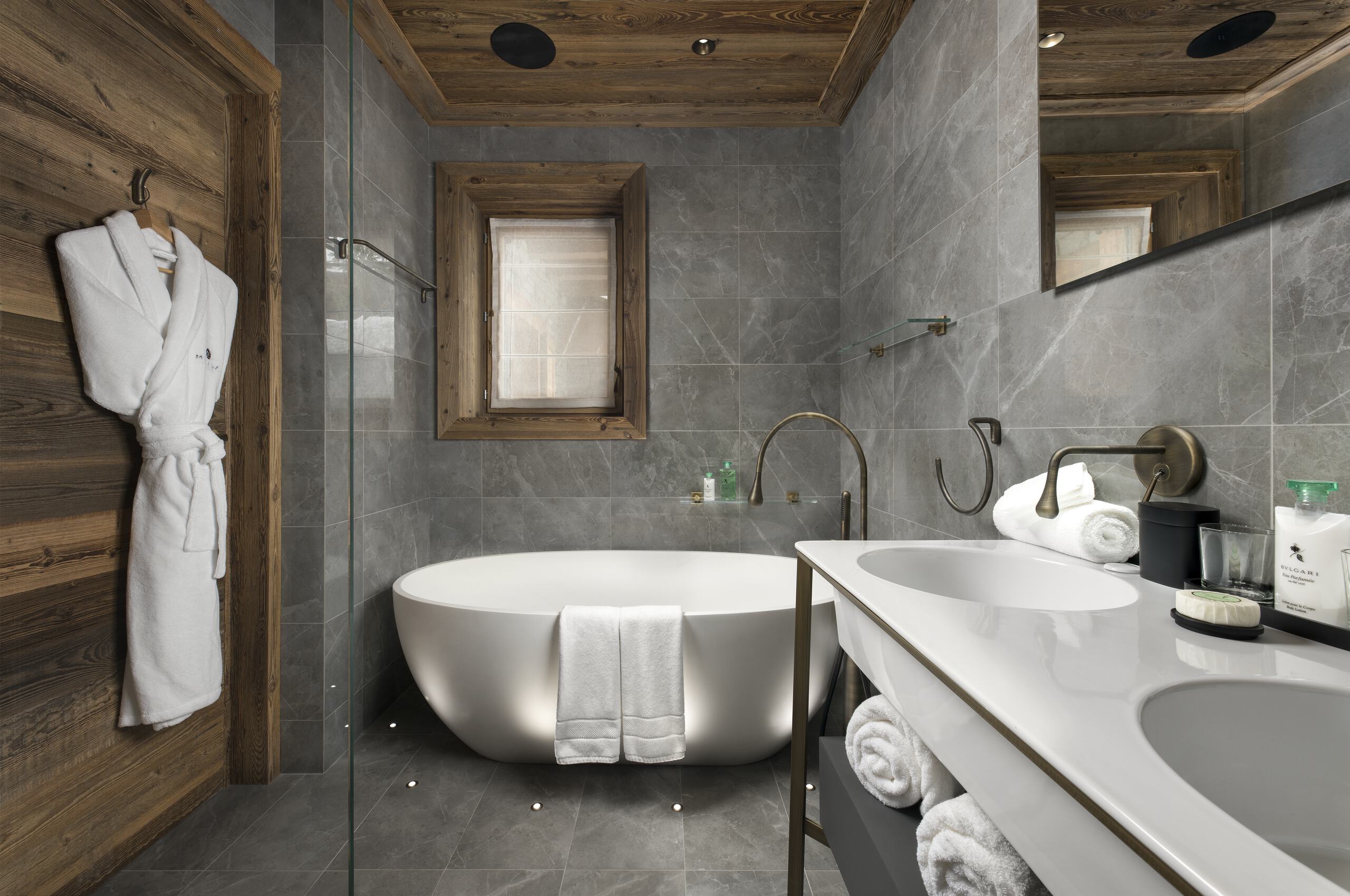 chalet-anastasia-bathroom-bathtub-doublesink-modern-elegant-design-courchevel1850-luxury