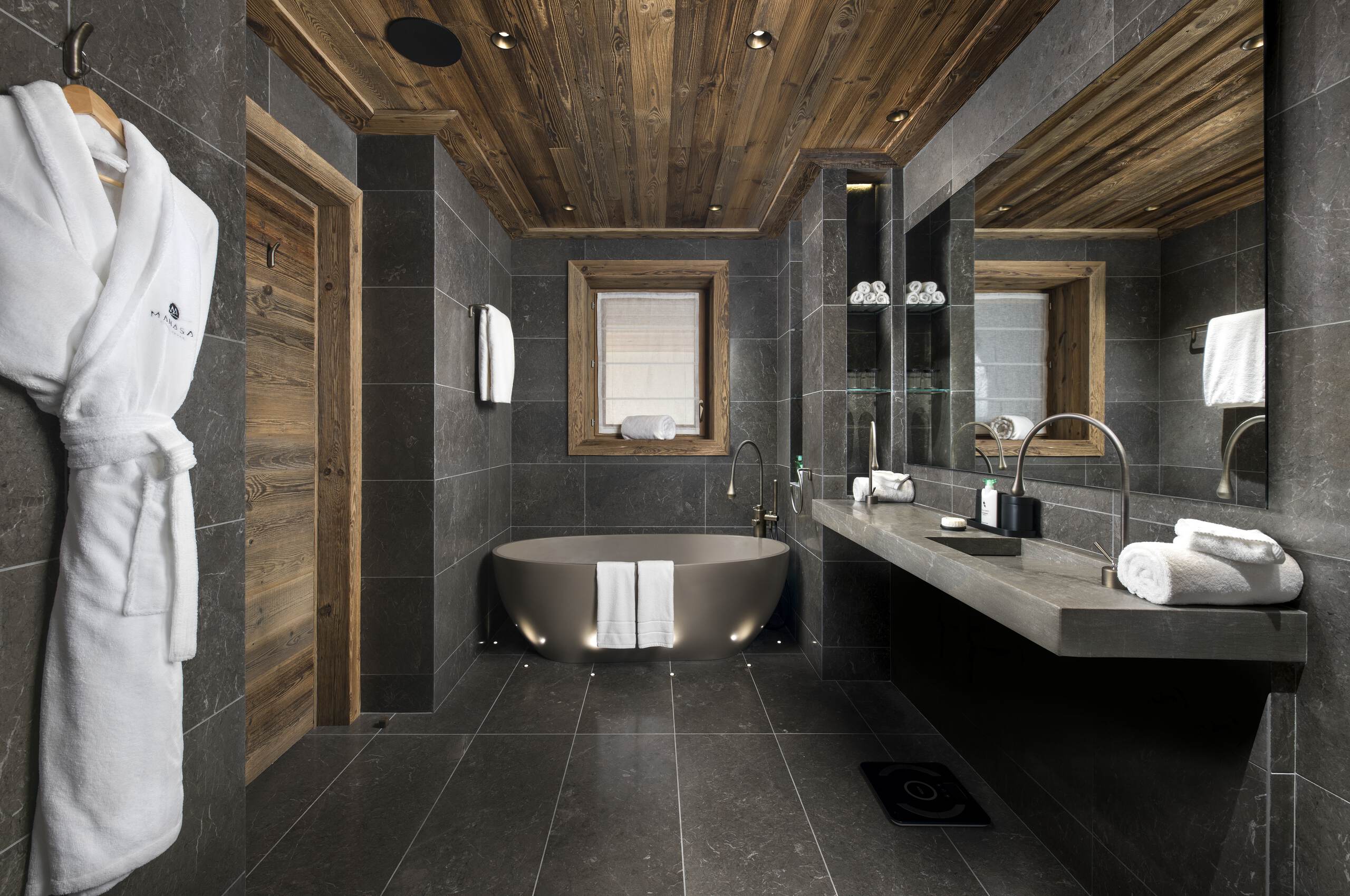 chalet-anastasia-bathroom-doublesink-bathtub-modern-alpine-elegant-design-courchevel1850-luxury