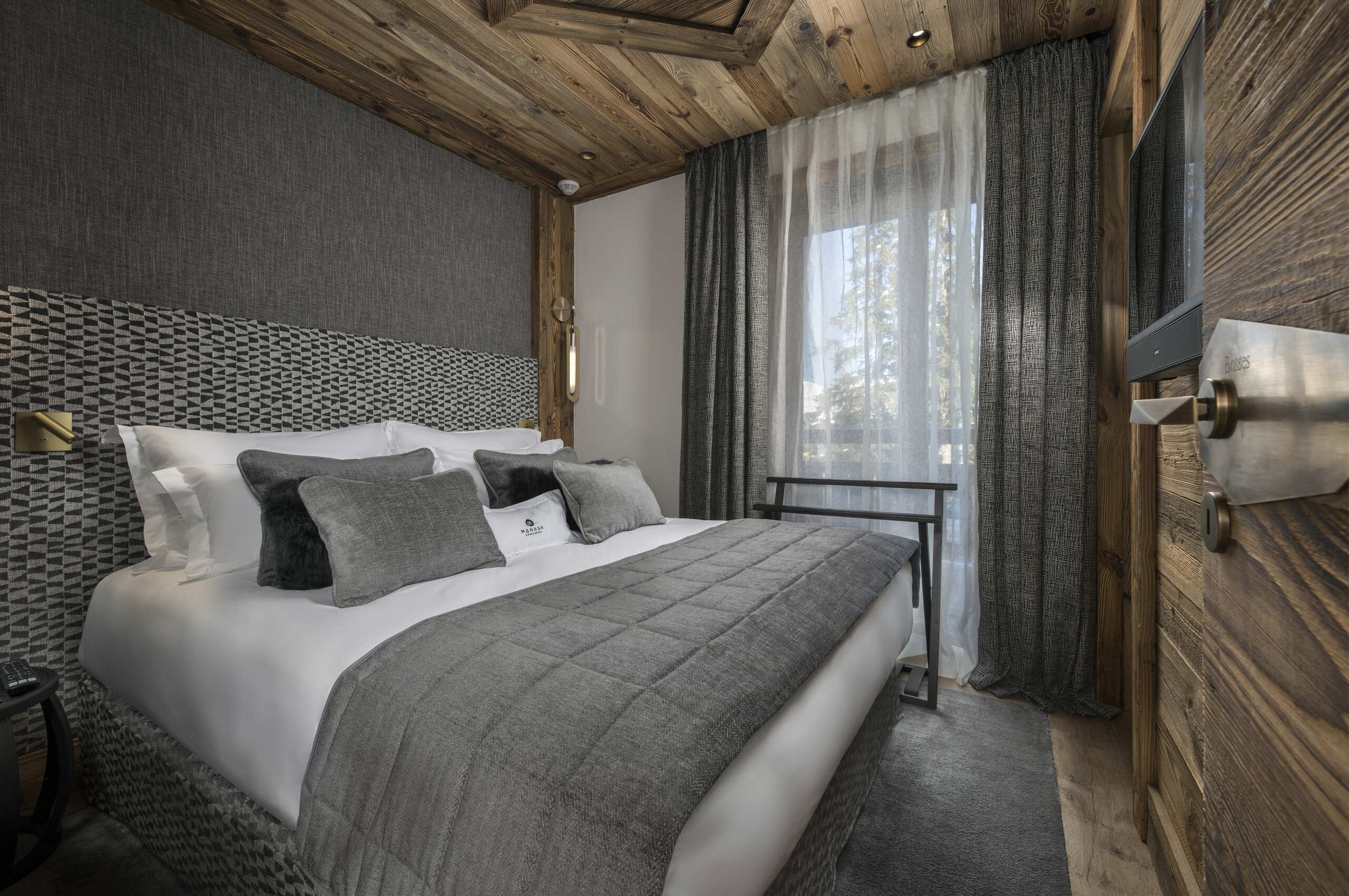 chalet-anastasia-bedroom-scenicviews-elegant-alpine-design-courchevel1850-luxury