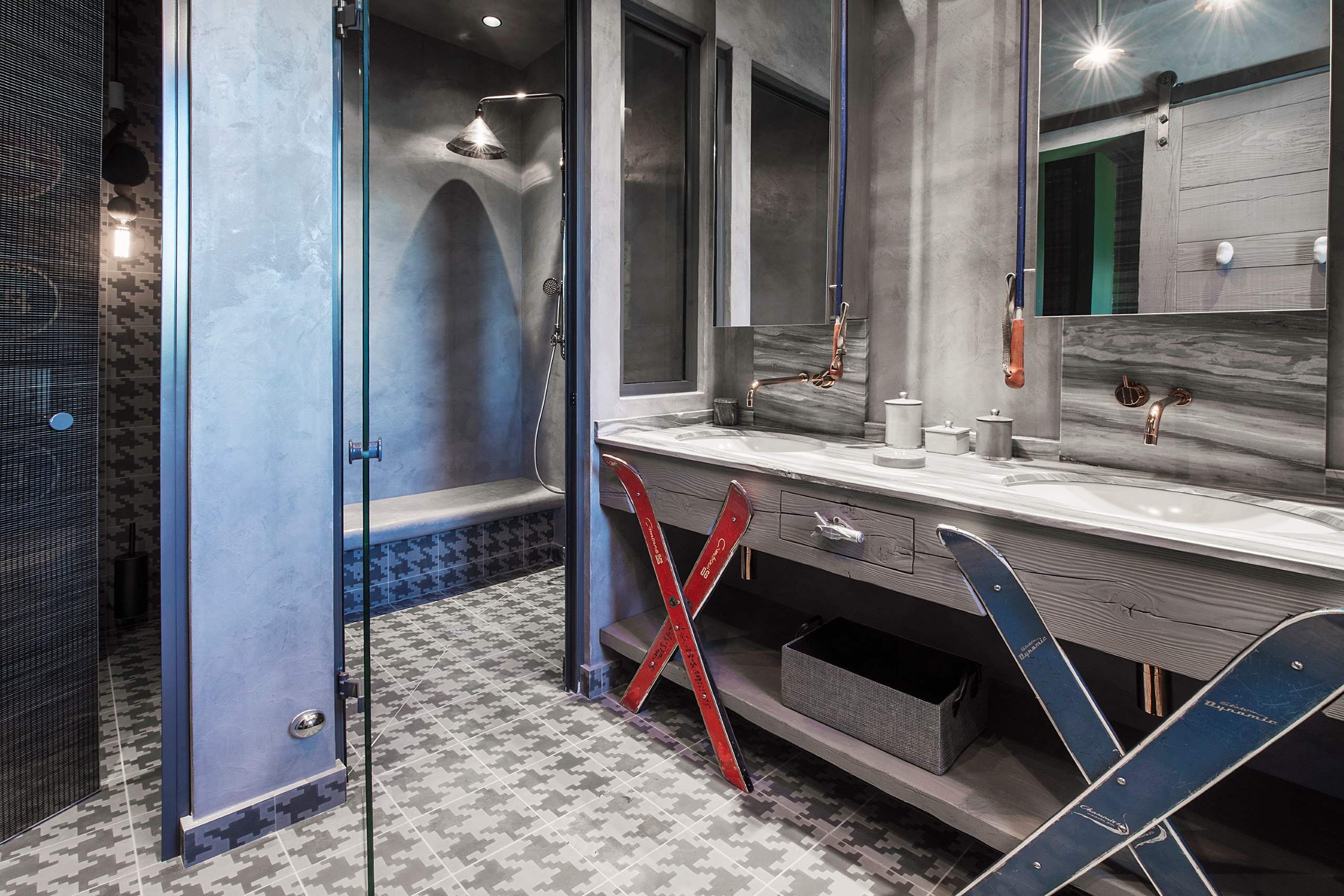 chalet-artsy-bathroom-doublesink-shower-modern-stylish-design-luxury-courchevel1550