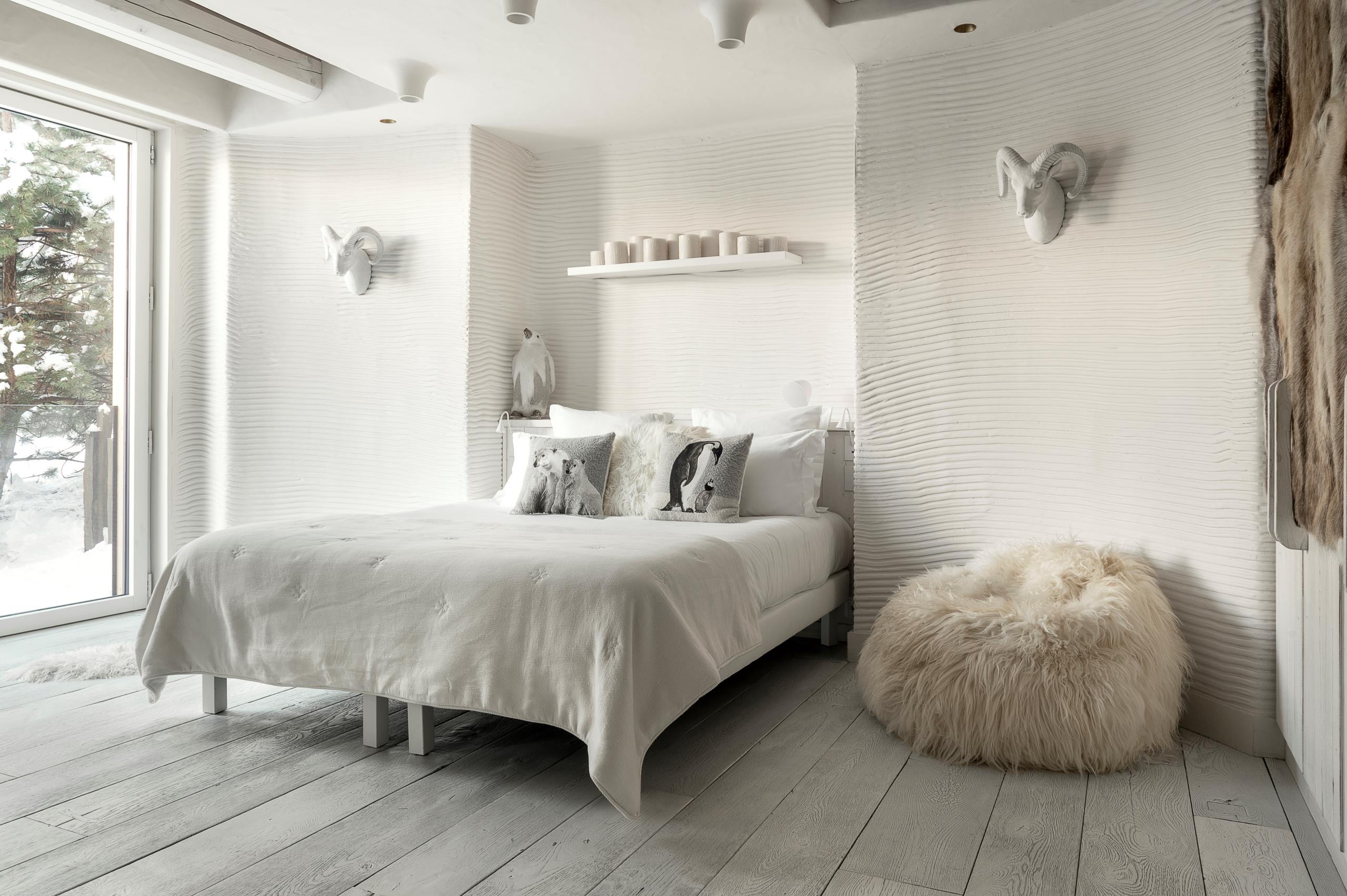 chalet-artsy-bedroom-bright-modern-alpine-interiors-luxury-rental-retreat-courchevel1550