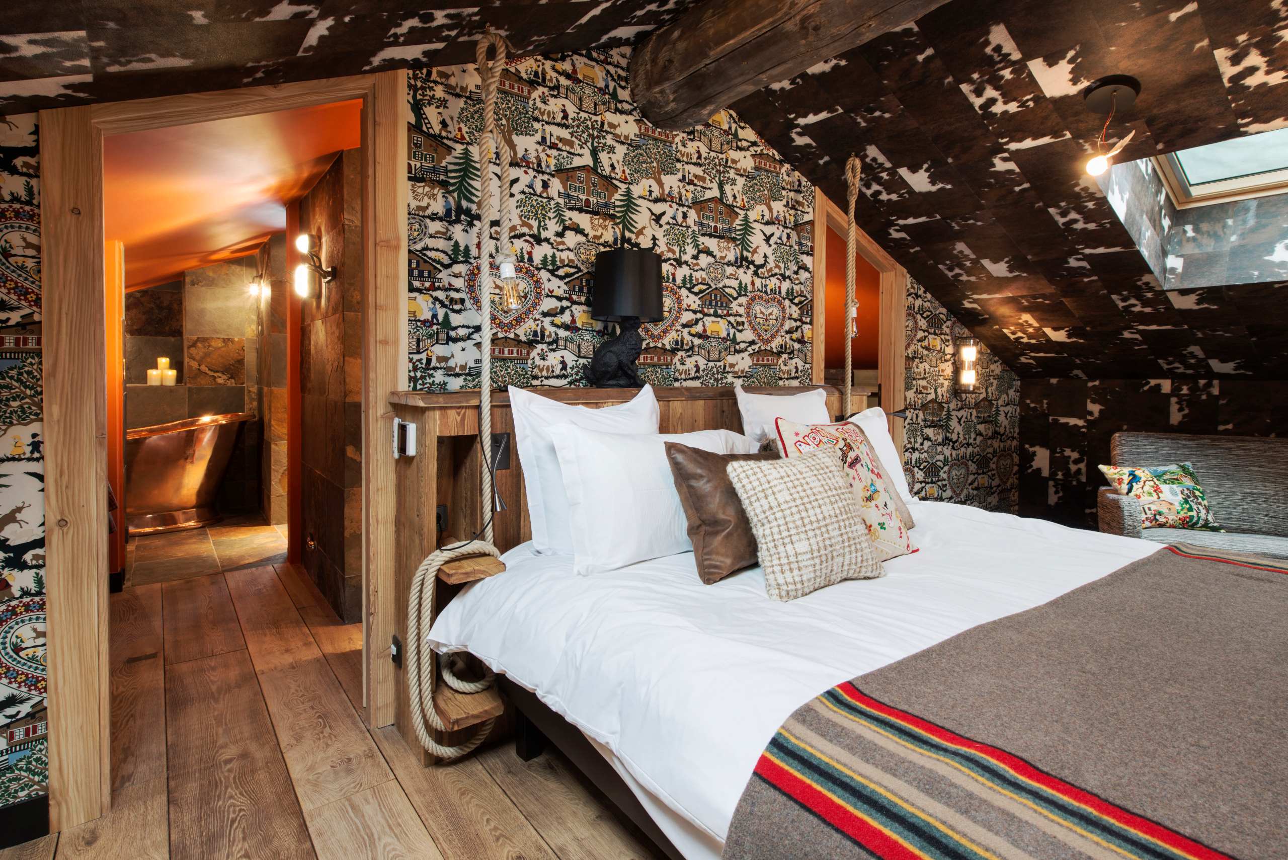 chalet-artsy-bedroom-ensuite-unique-alpine-stylish-interiordesign-luxury-courchevel1550