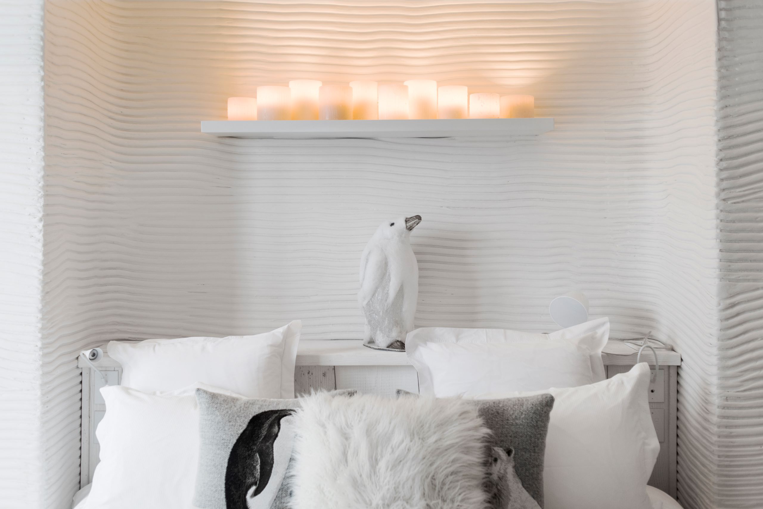 chalet-artsy-bedroom-penguin-bright-modern-design-luxury-rental-courchevel1550