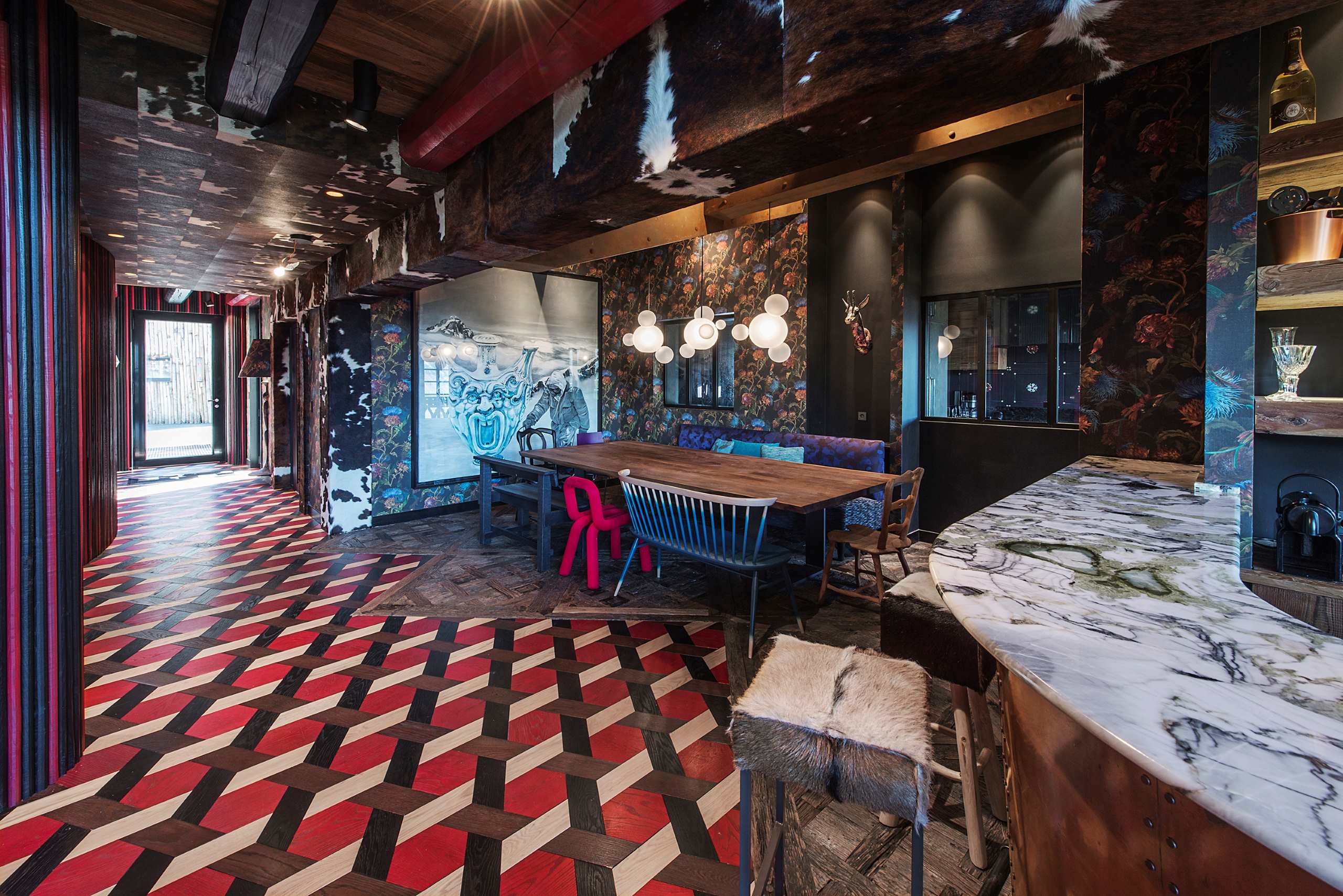 chalet-artsy-dining-room-bar-hosting-entertainment-unqiue-interiordesign-artwork-luxury-courchevel1550