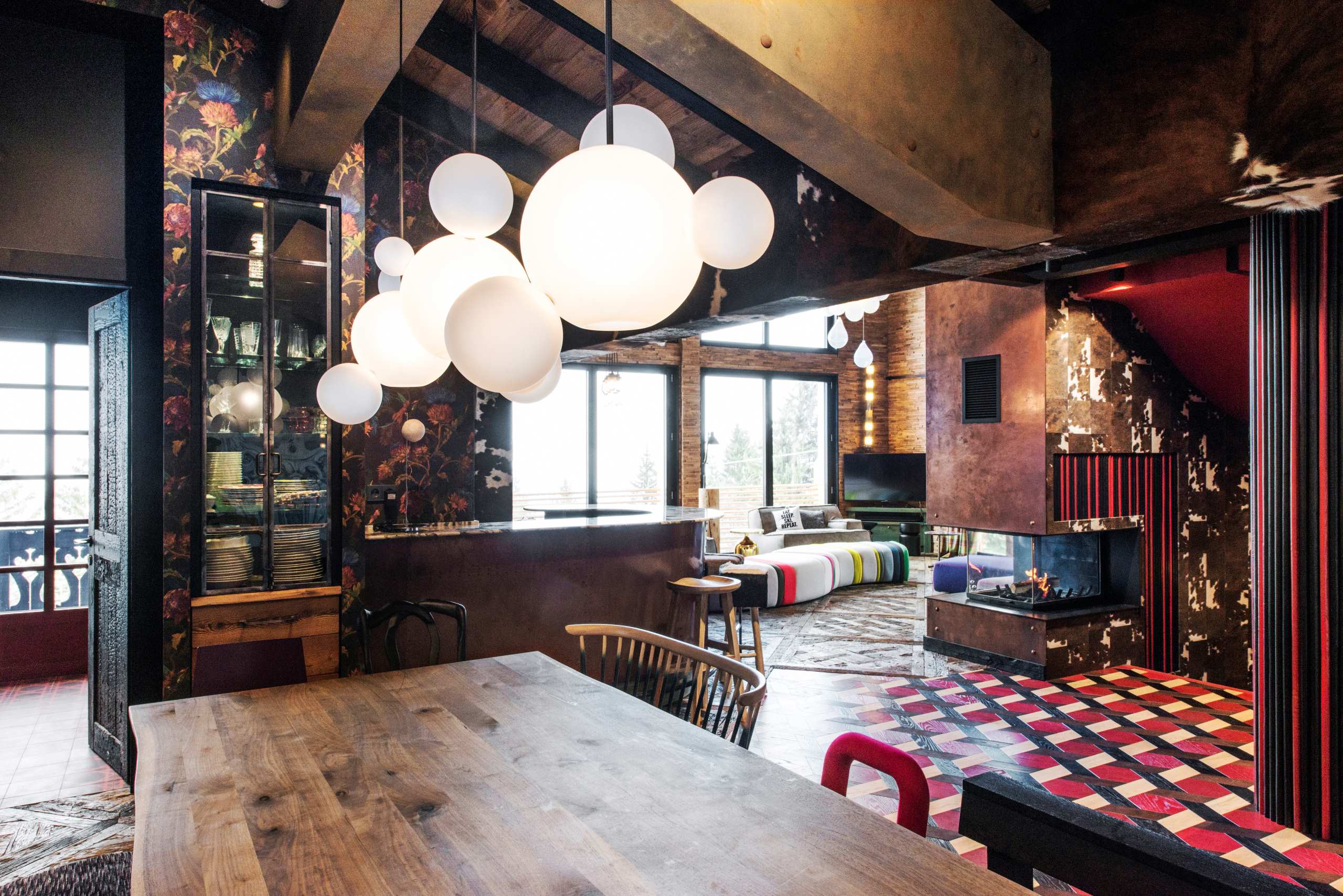 chalet-artsy-dining-room-living-area-fireplace-openplan-unique-design-luxury-rental-retreat-courchevel1550