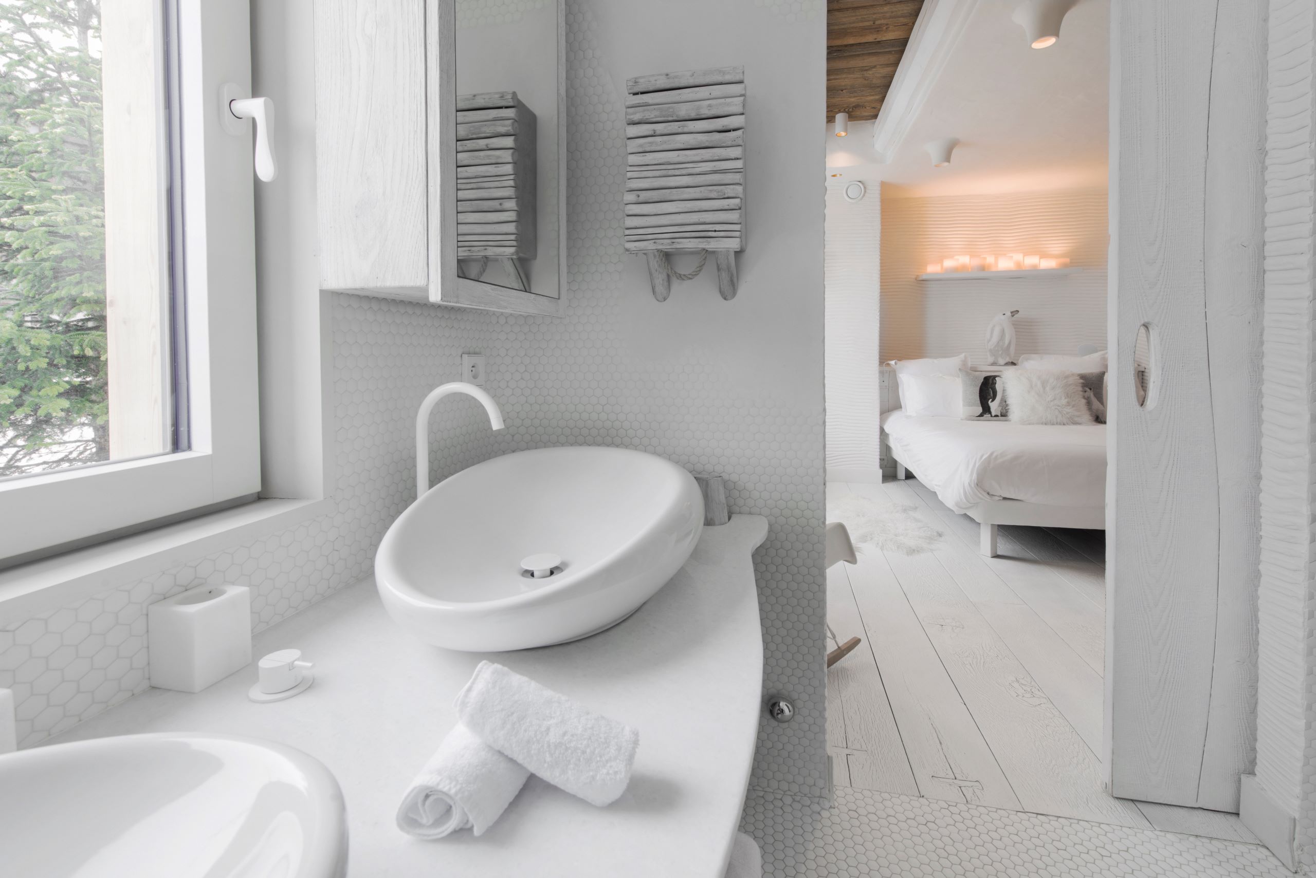 chalet-artsy-ensuite-bathroom-bedroom-bright-modern-design-luxury-courchevel1550