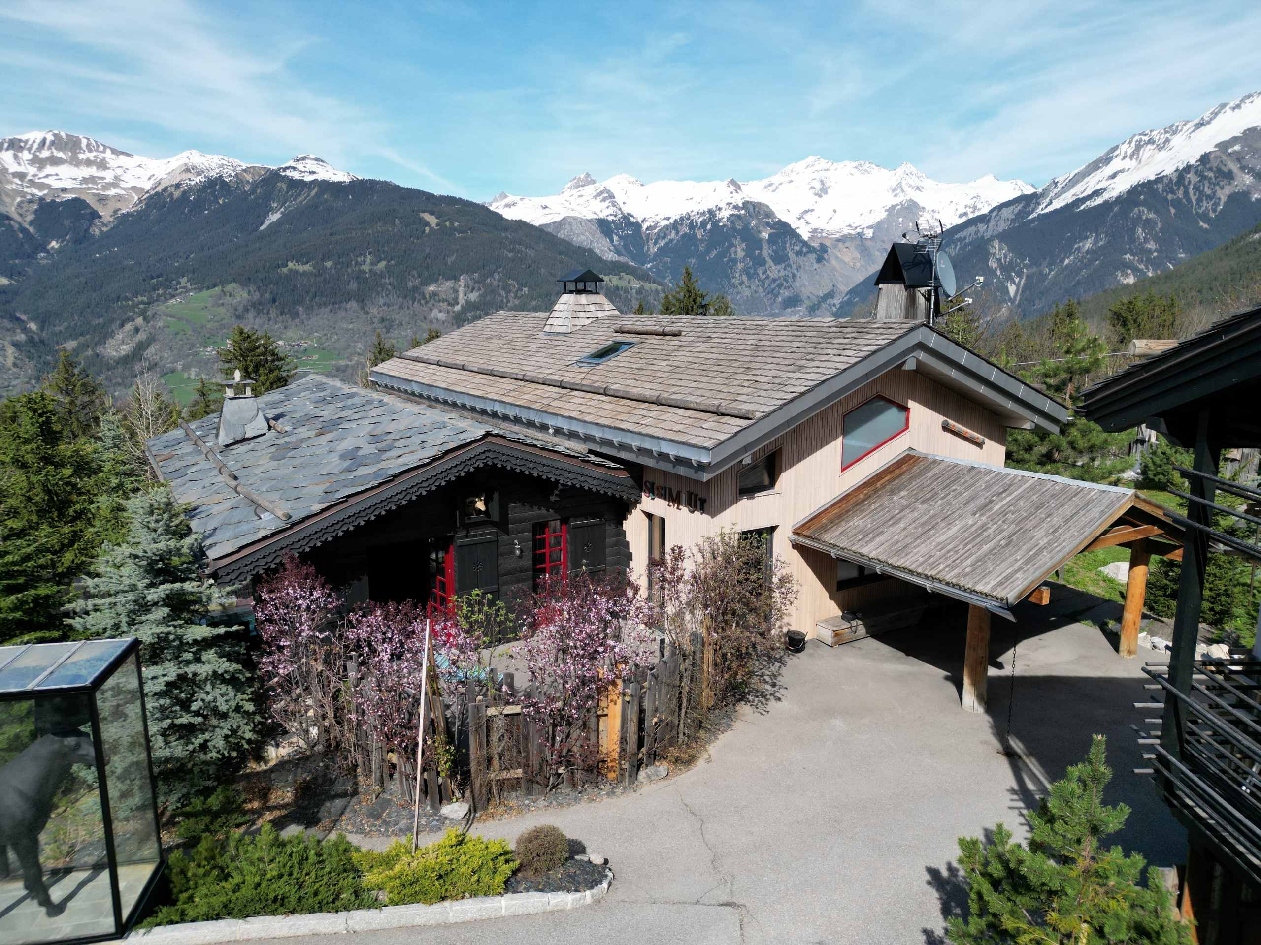 chalet-artsy-exterior-mountainview-driveway-luxury-rental-retreat-courchevel1550