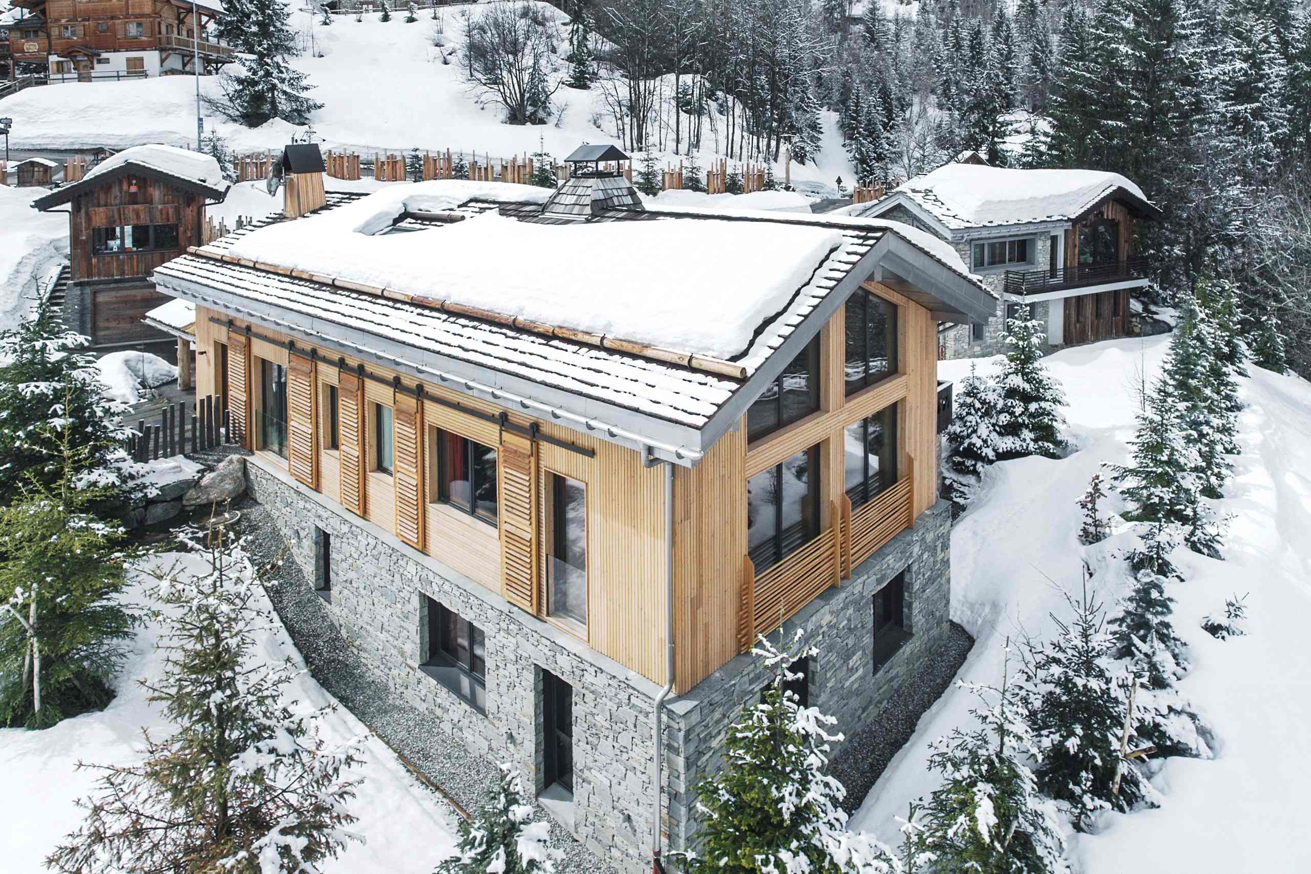 chalet-artsy-exterior-winter-modern-alpine-luxury-rental-courchevel1550