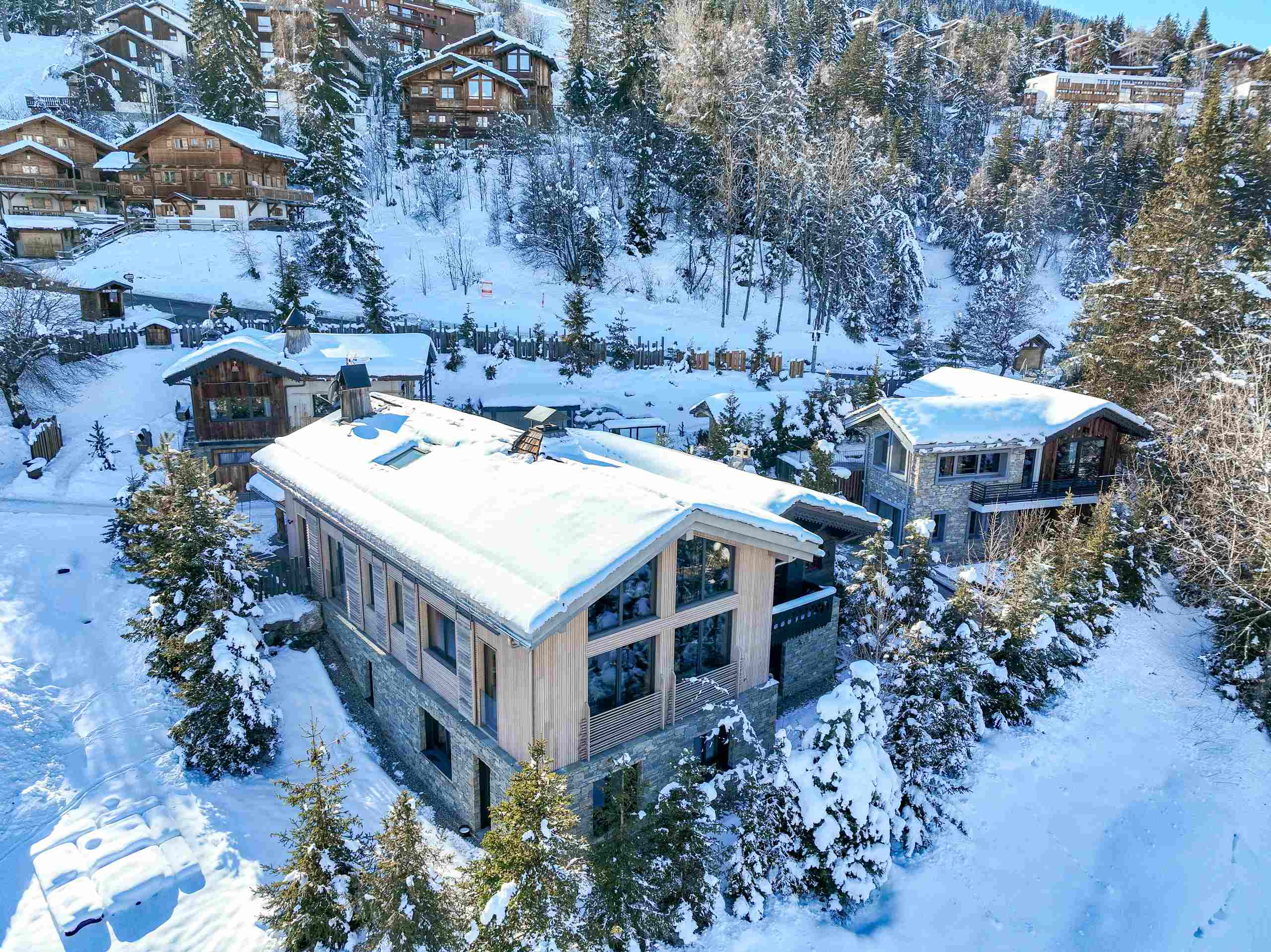 chalet-artsy-exterior-winter-spacious-modern-luxury-alpine-rental-retreat-courchevel1550