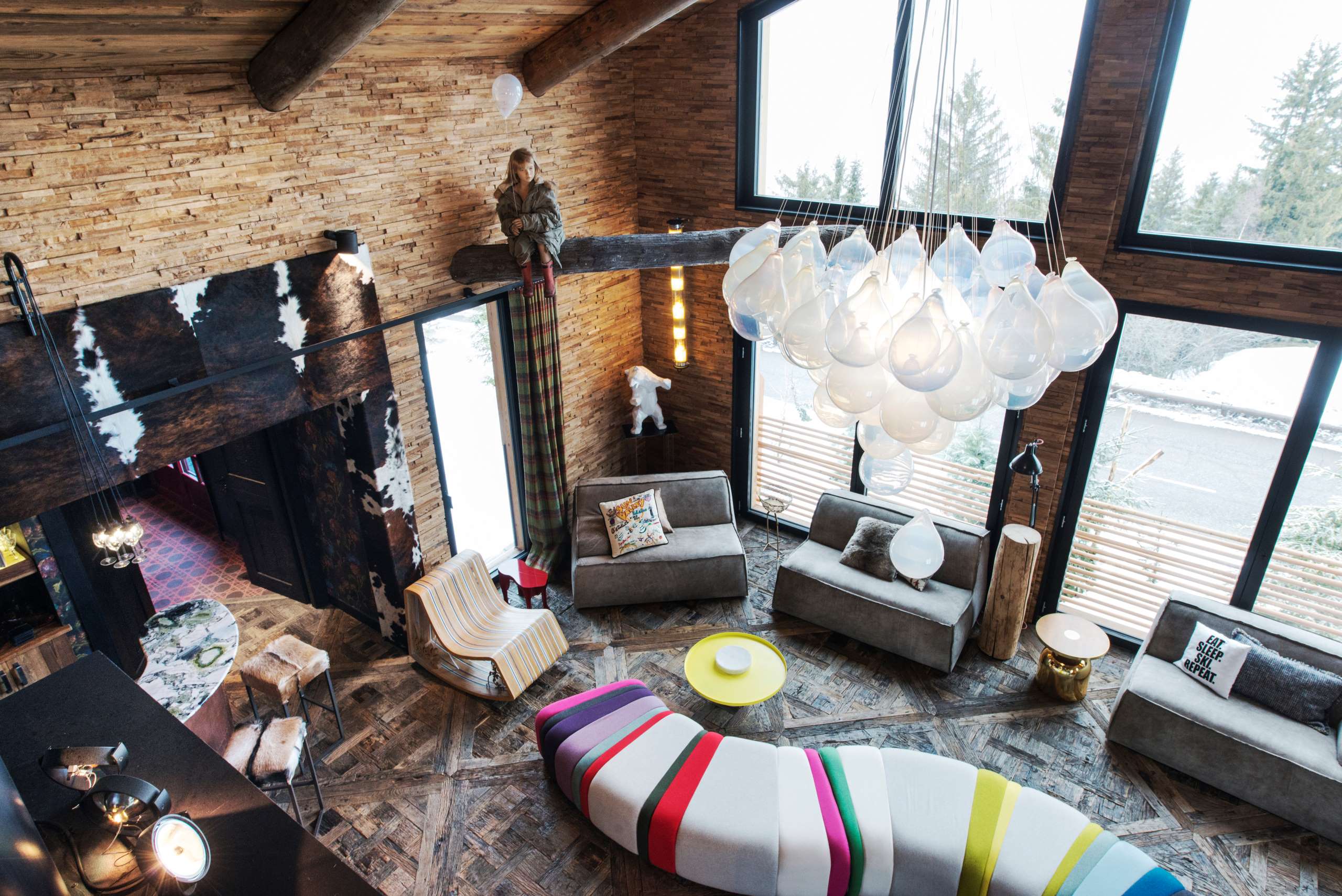 chalet-artsy-livingroom-openplan-high-ceilings-unique-design-spacious-luxury-interior-courchevel1550
