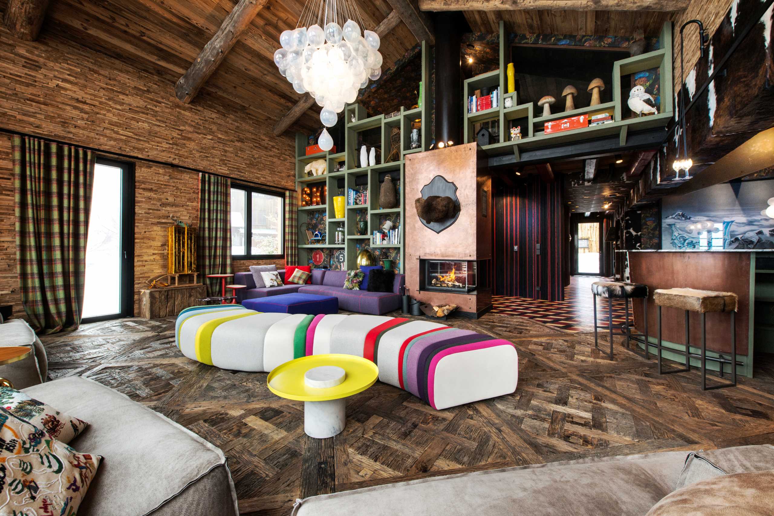 chalet-artsy-mainpage-livingroom-bar-spacious-openplan-unqiue-artwork-design-luxury-courchevel1550