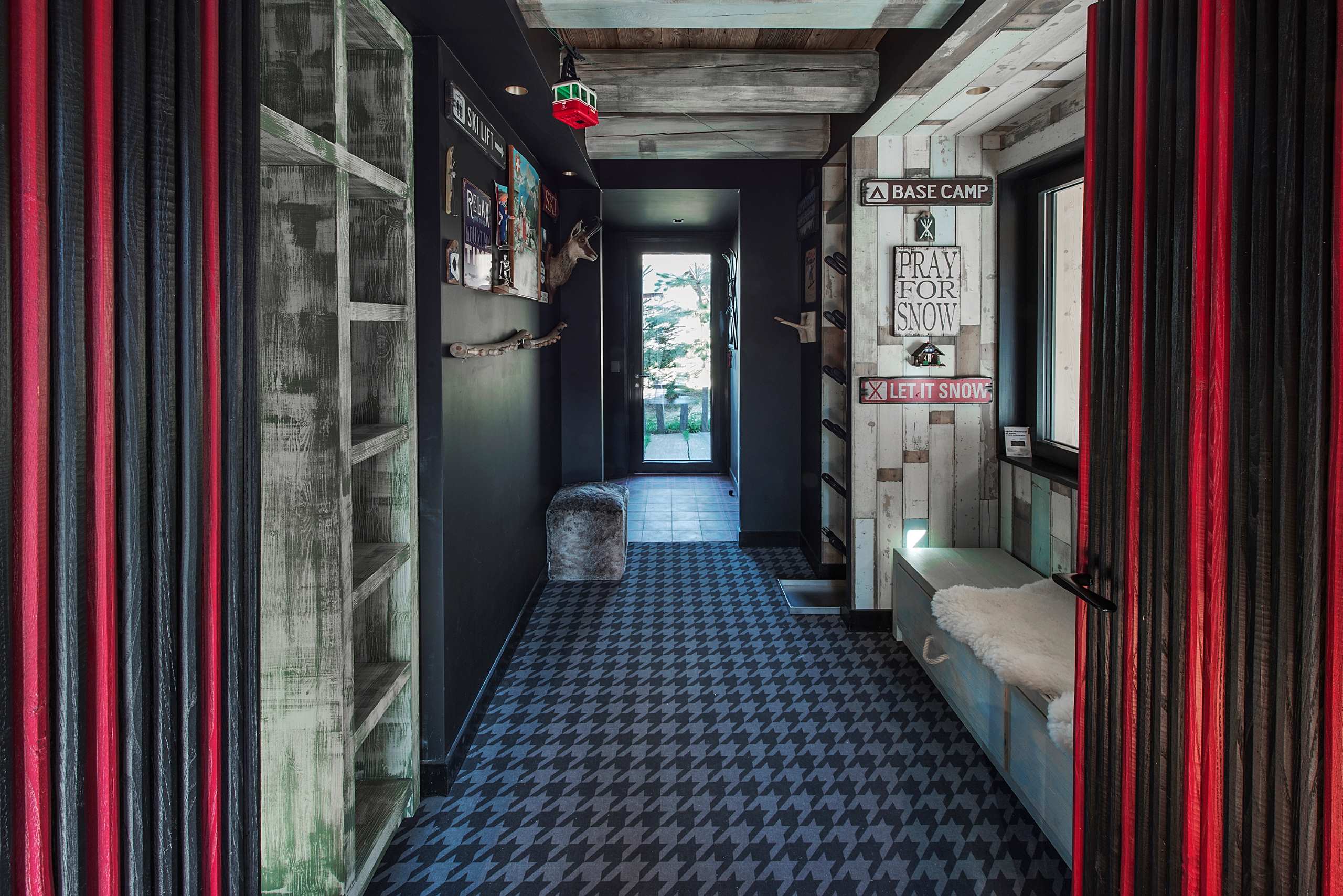 chalet-artsy-skiroom-skiin-skiout-alps-luxury-rental-retreat-courchevel1550