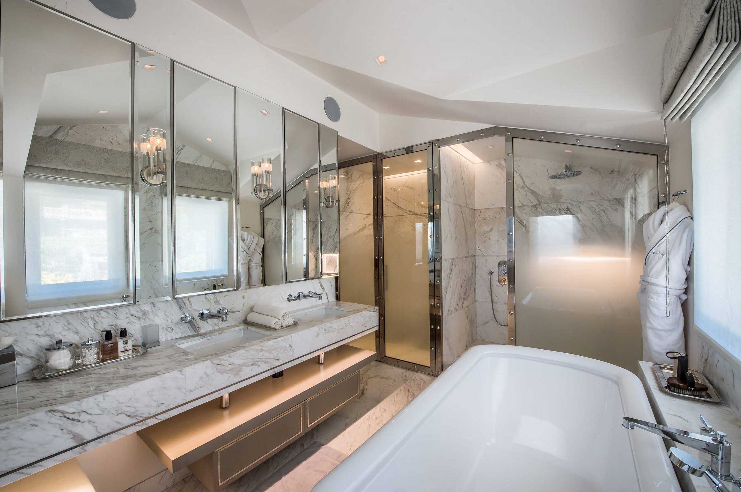 chalet-perce-bathroom-doublesink-bathtub-marble-modern-luxury-retreat-courchevel1850