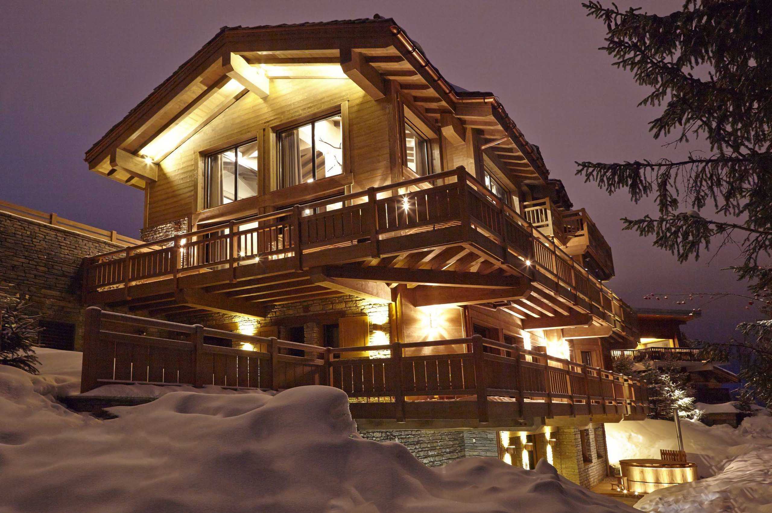 chalet-perce-exterior-night-luxury-rental-retreat-courchevel1850