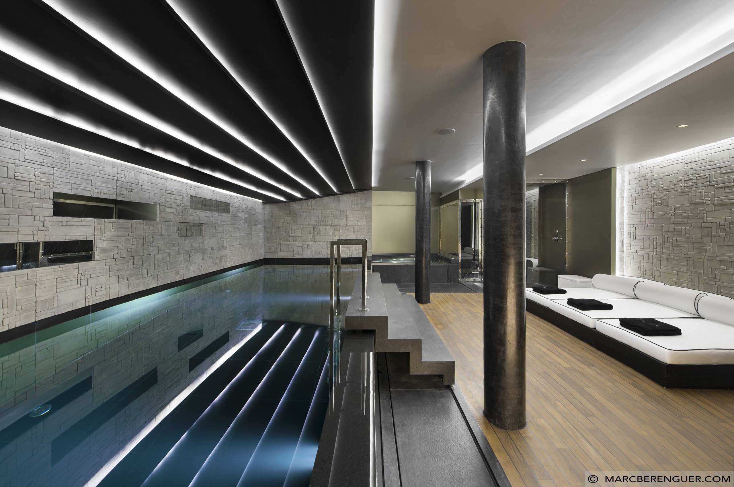 chalet-perce-indoorpool-luxury-modern-design-spa-wellness-courchevel1850
