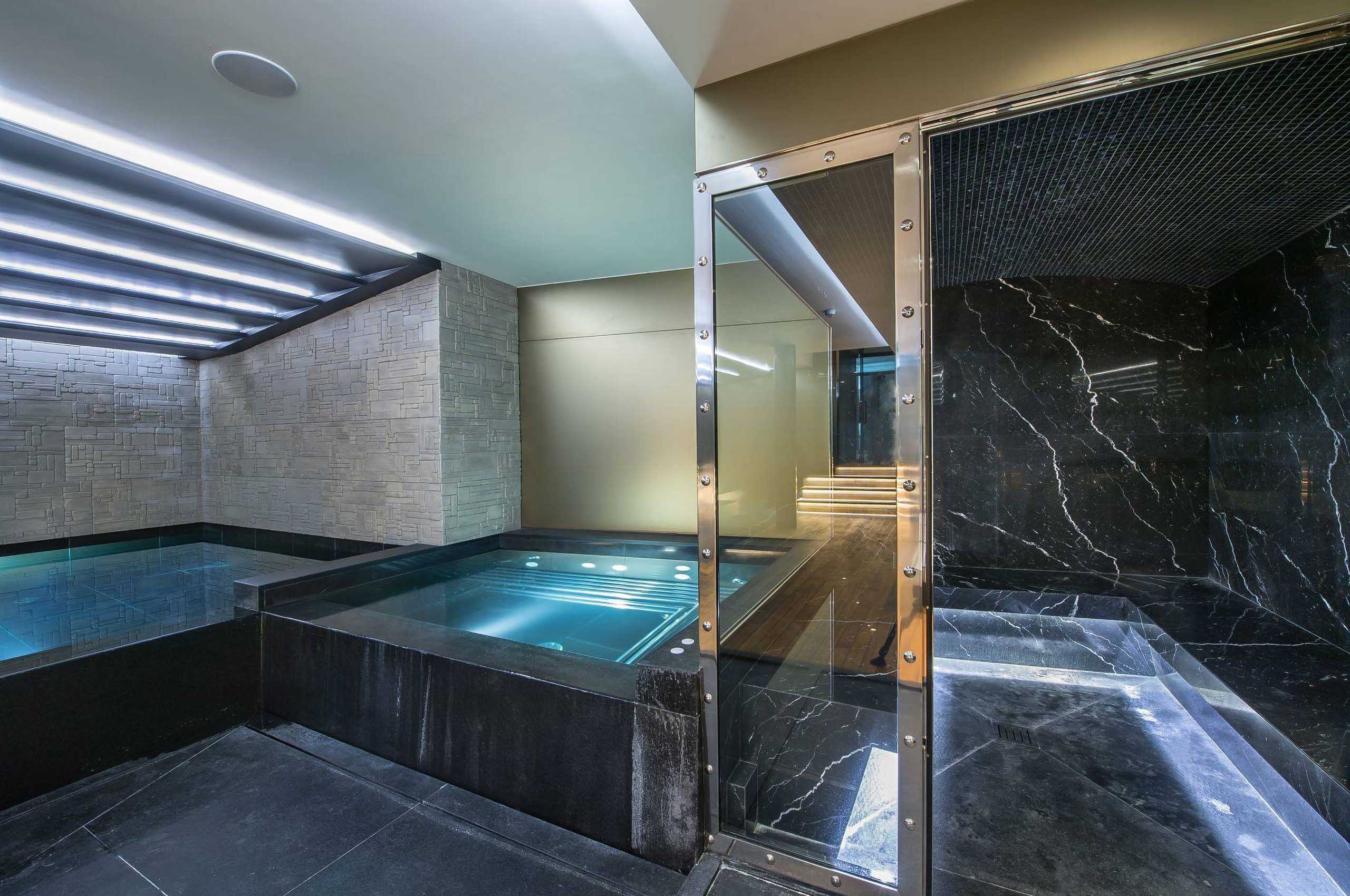 chalet-perce-jacuzzi-indoorpool-steamroom-spa-wellness-rental-retreat-courchevel1850