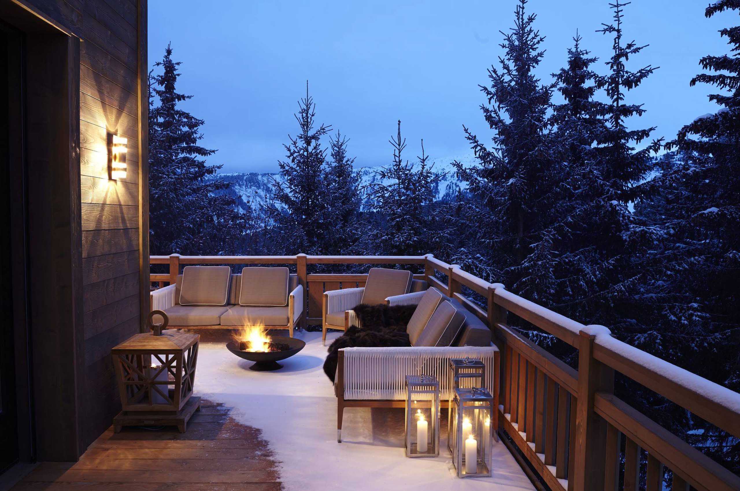 chalet-perce-terrace-firepit-treeline-mountainview-luxury-alpine-retreat-courchevel1850