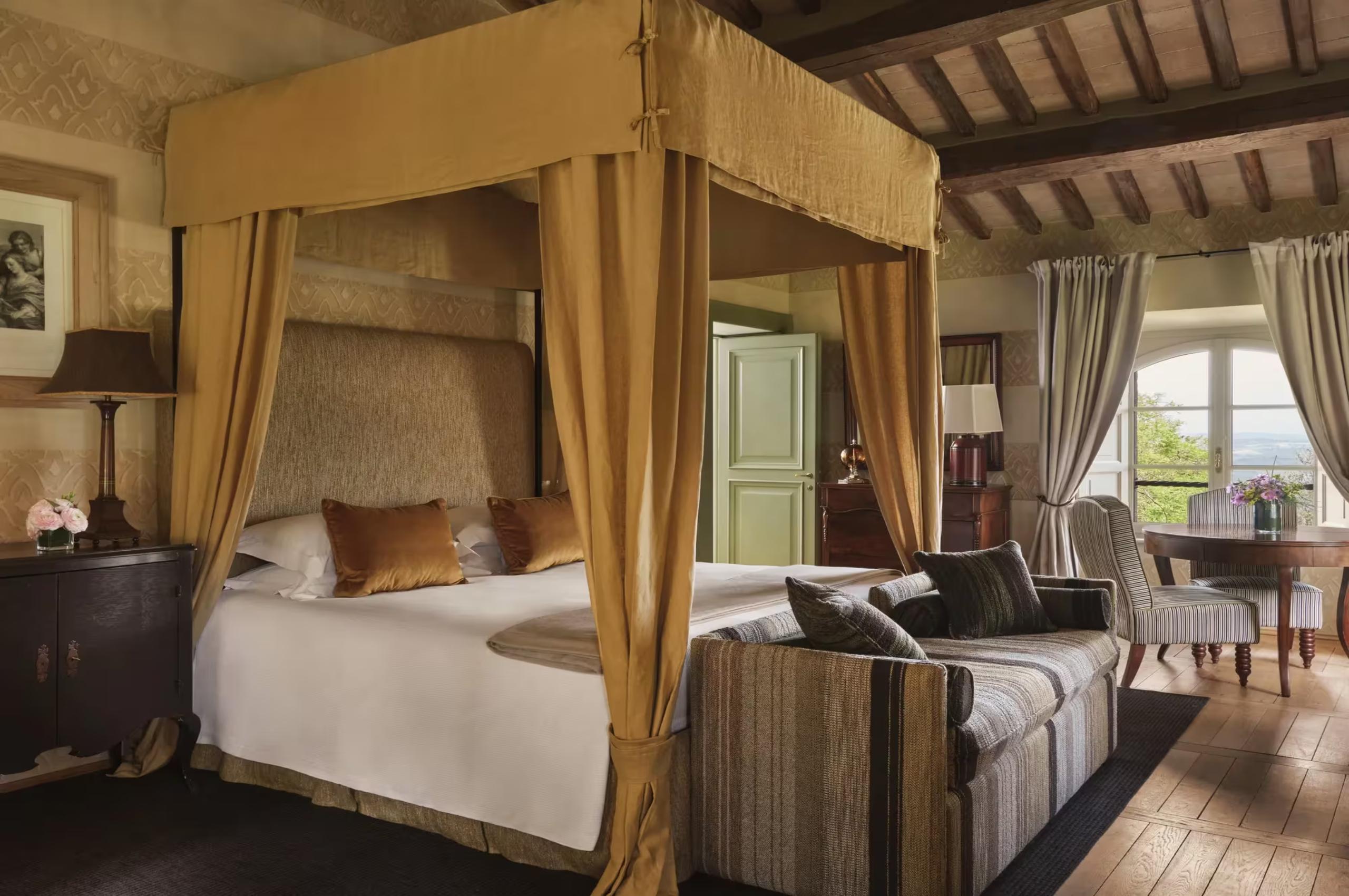villa-carlotta-bedroom-canopy-bed-scenic-views-elegant-design-luxury-tuscany