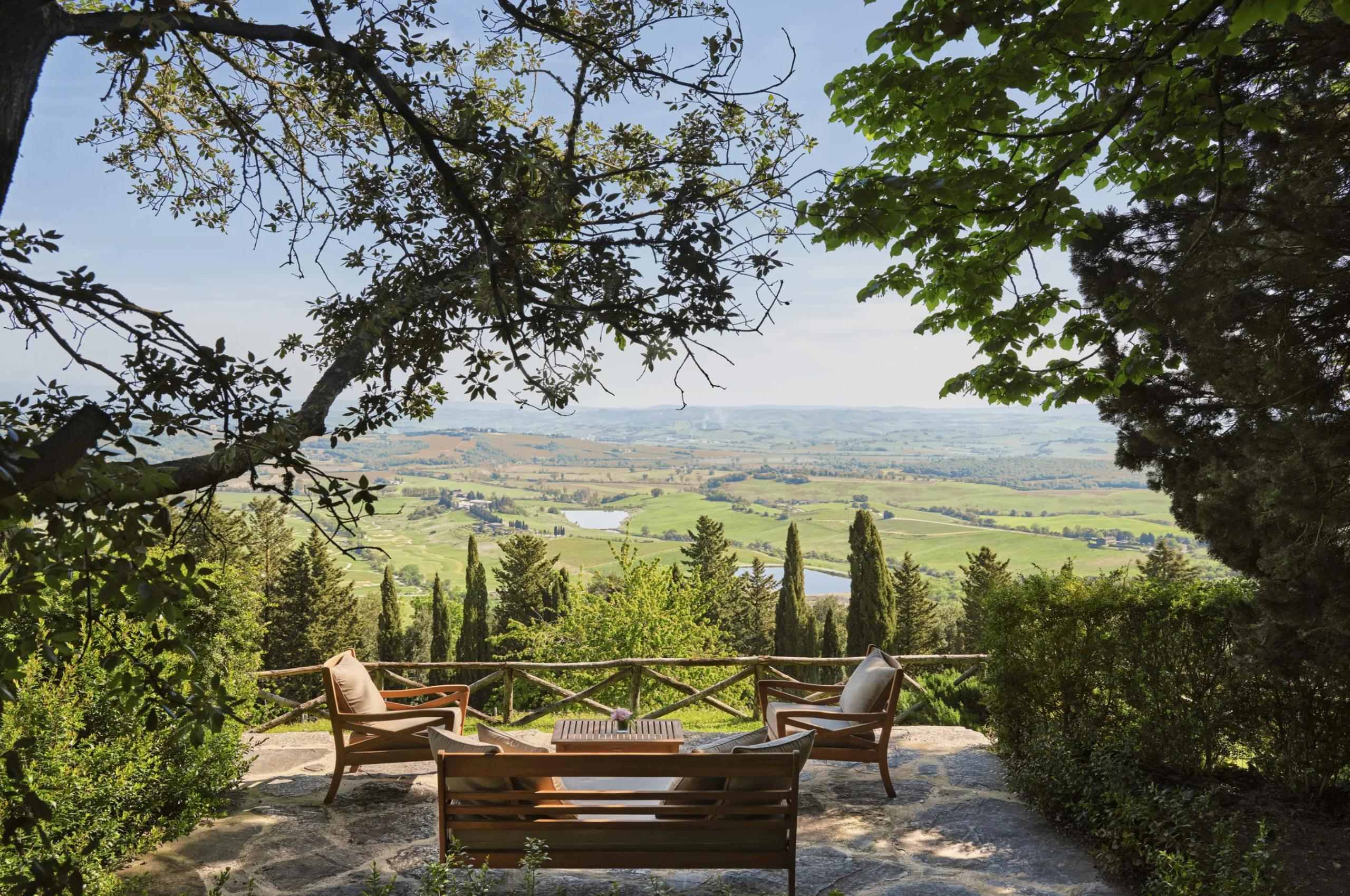 villa-carlotta-garden-alfresco-seating-rolling-countryside-views-luxury-rental-retreat-tuscany