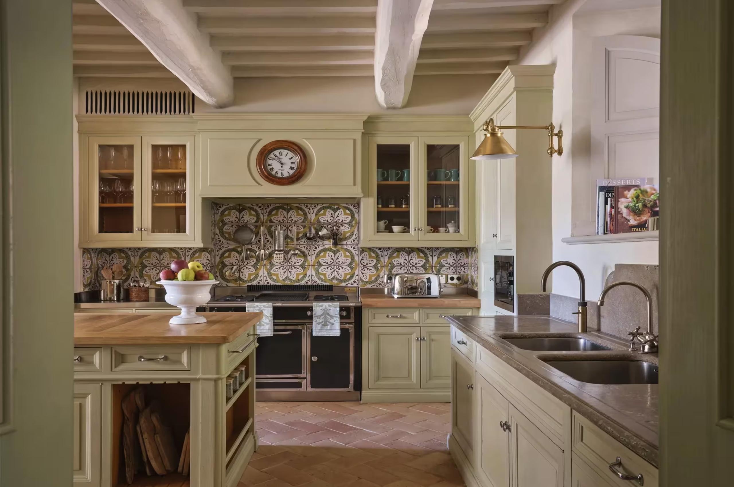 villa-carlotta-kitchen-elegant-traditional-design-luxury-tuscany