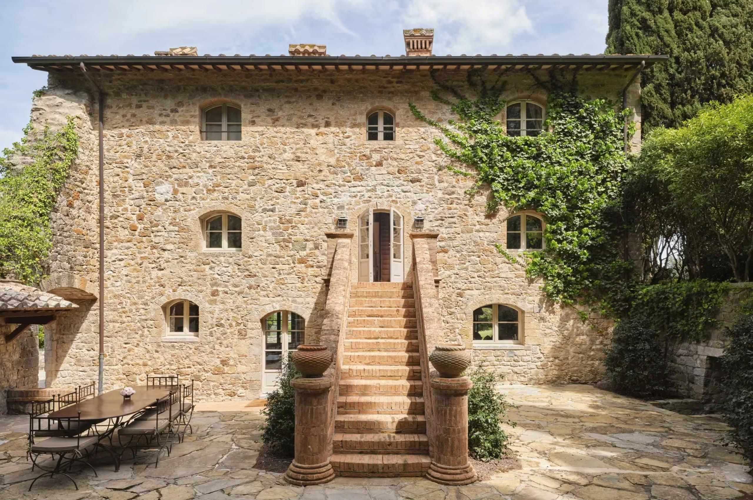 villa-carlotta-mainpage-staircase-entrance-courtyard-luxury-tuscany