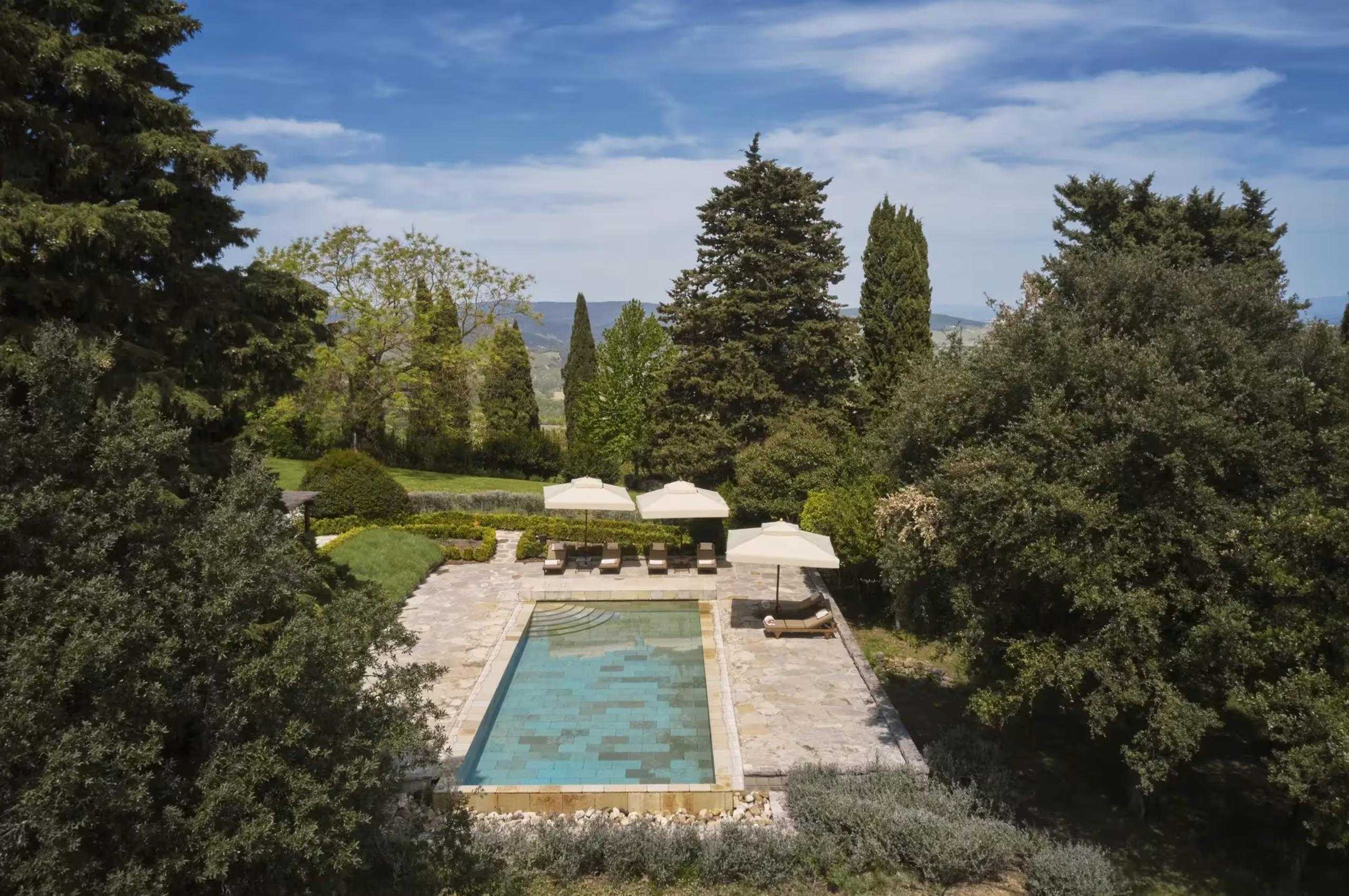 villa-carlotta-swimming-pool-garden-scenic-countryside-views-luxury-retreat-tuscany