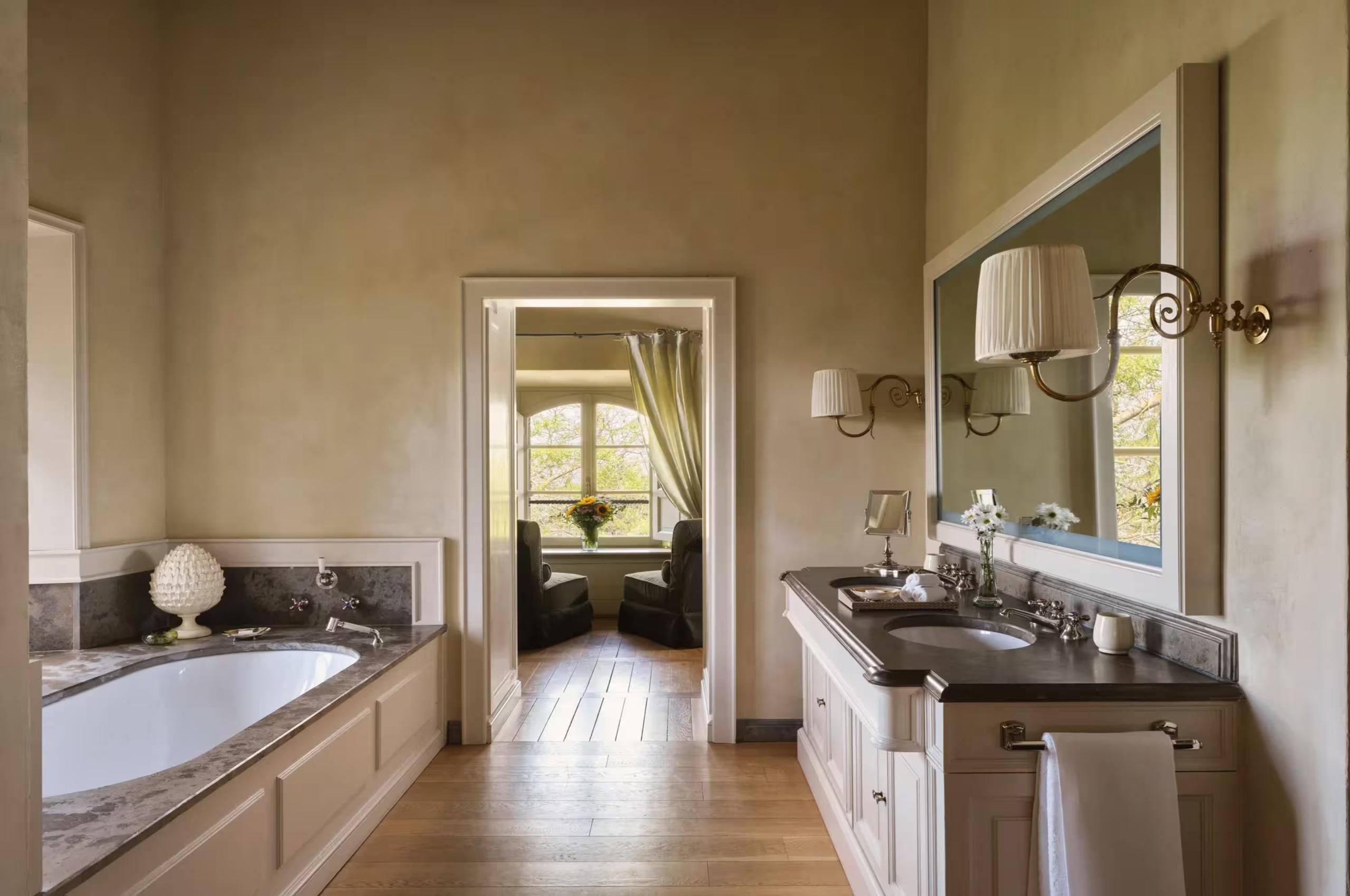 villa-carlotte-bathroom-bathtub-double-sink-luxury-tuscany