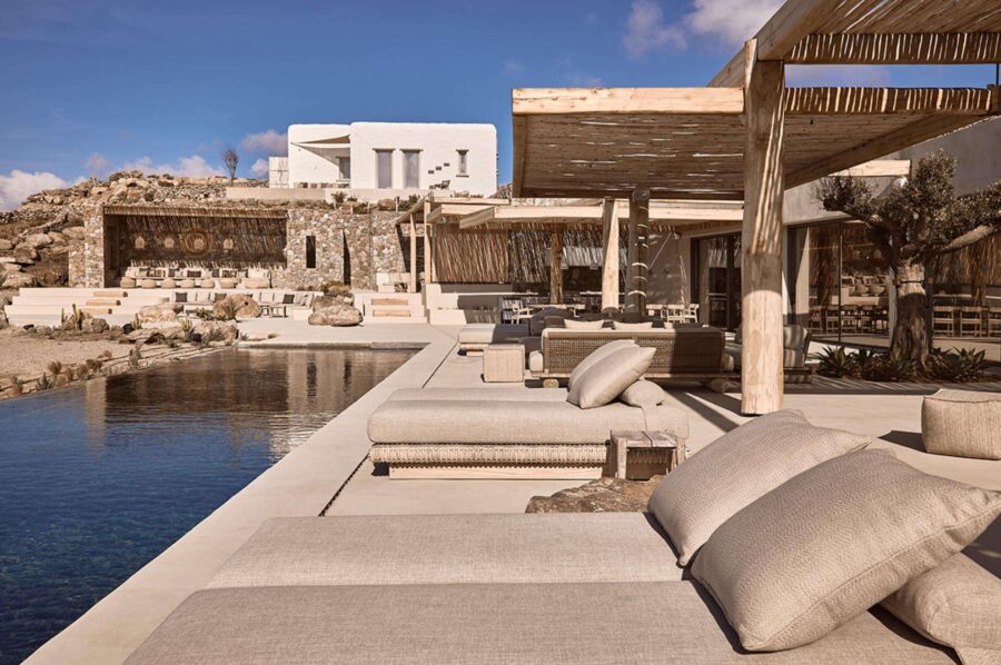 villa-daphne-infinity-swimming-pool-sunloungers-terrace-luxury-rental-retreat-mykonos