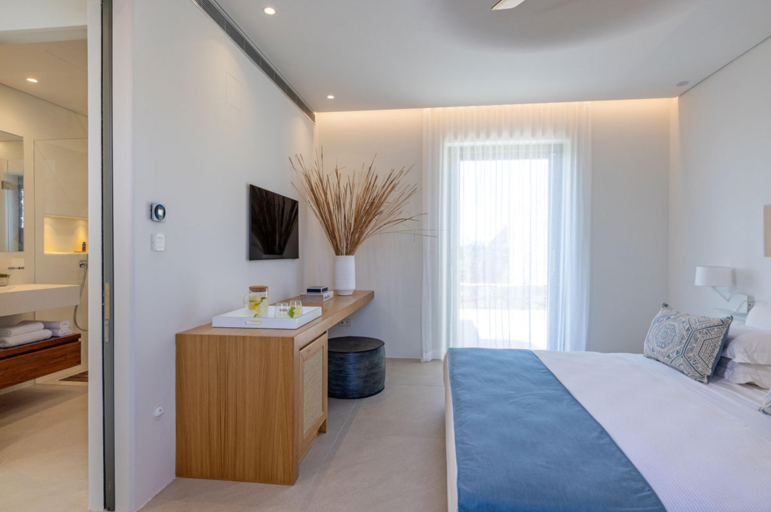 villa-diana-bedroom-ensuite-serene-design-luxury-mykonos
