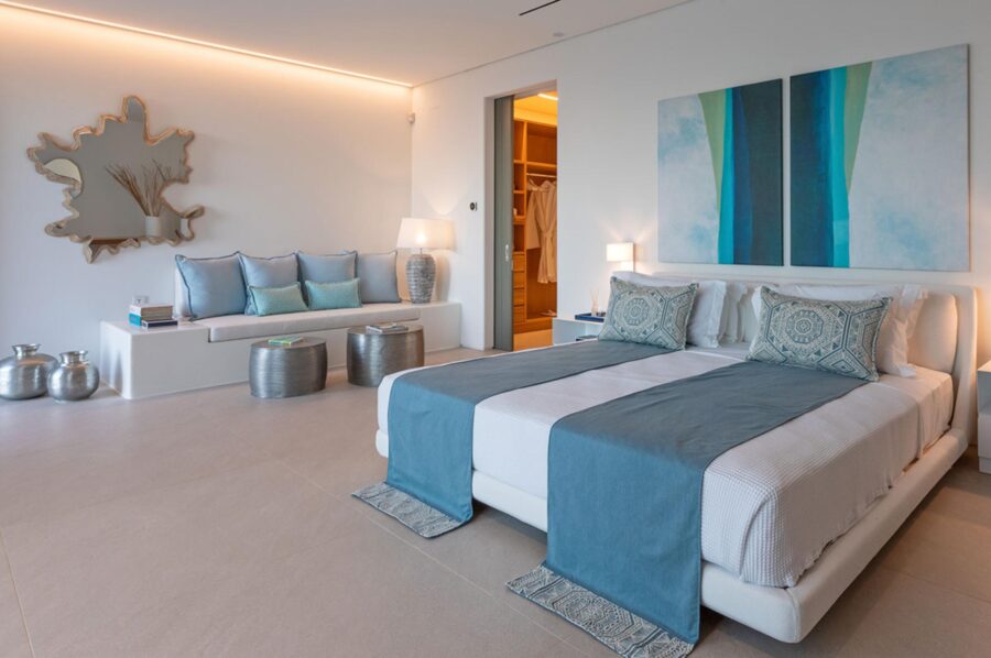 villa-diana-bedroom-seating-area-artwork-serene-modern-interior-luxury-mykonos