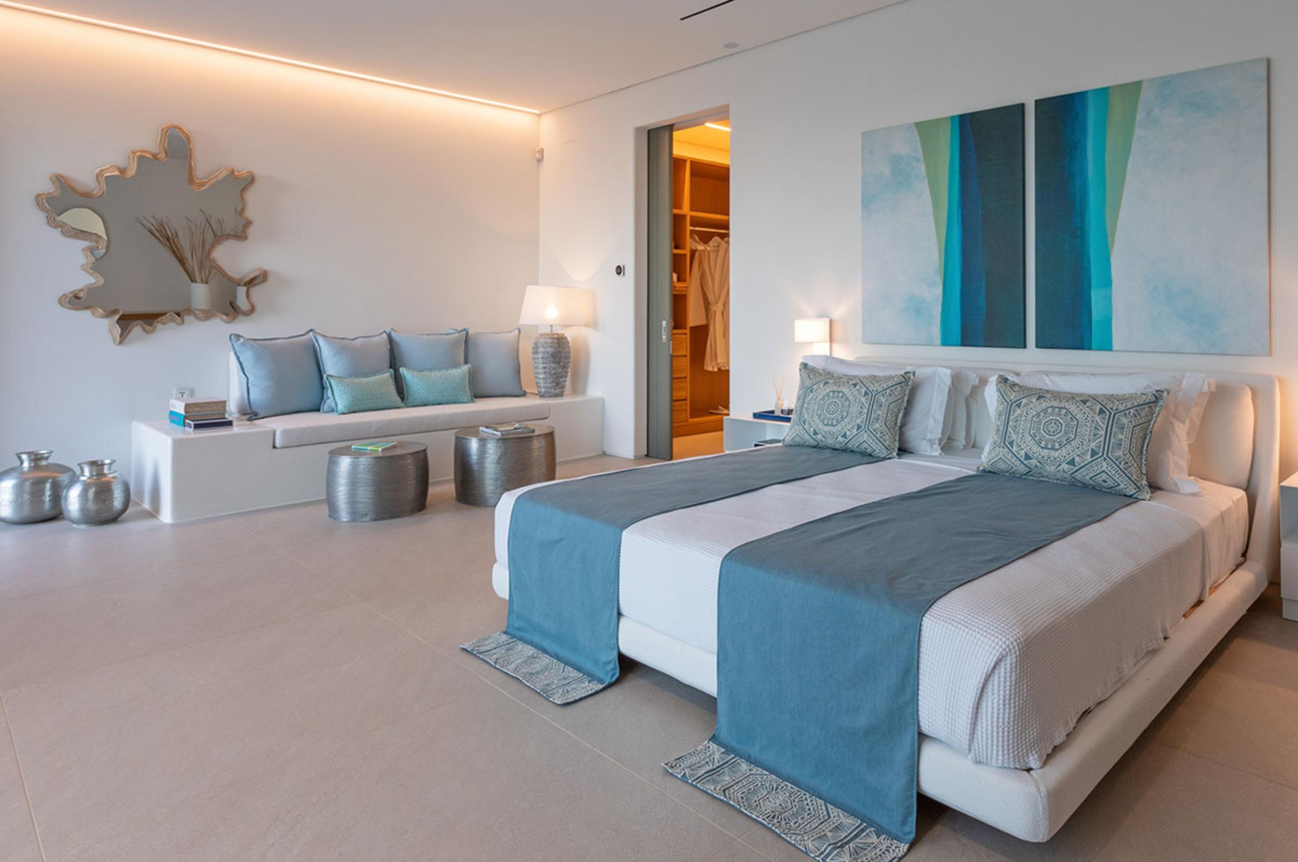 villa-diana-bedroom-seating-area-artwork-serene-modern-interior-luxury-mykonos
