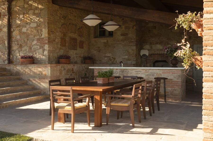 villa-greta-alfresco-dining-area-pizza-oven-luxury-tuscany