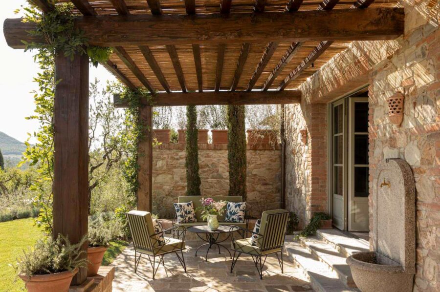 villa-greta-alfresco-lounge-pergola-covered-terrace-garden-scenic-views-luxury-tuscany