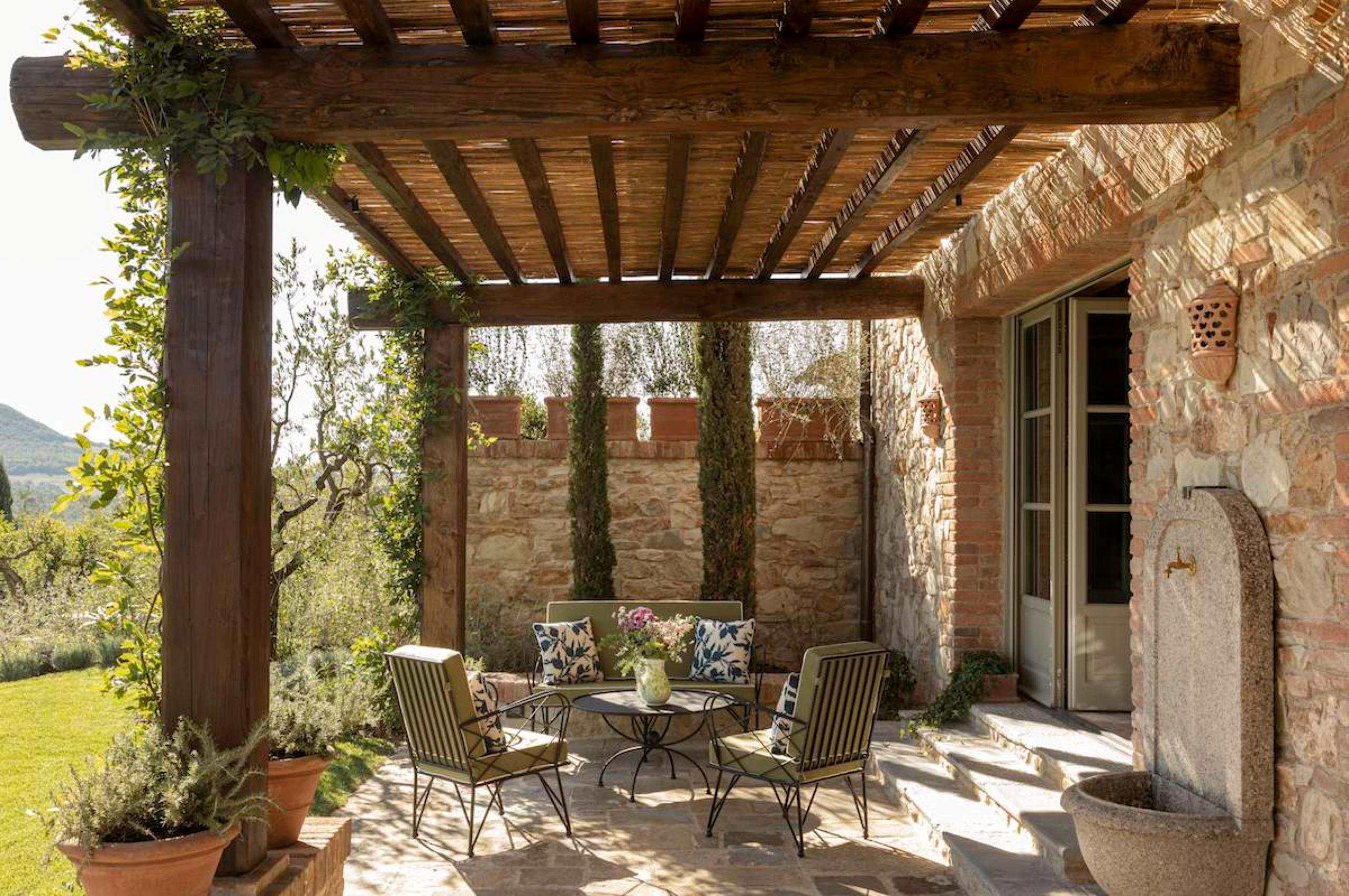 villa-greta-alfresco-lounge-pergola-covered-terrace-garden-scenic-views-luxury-tuscany