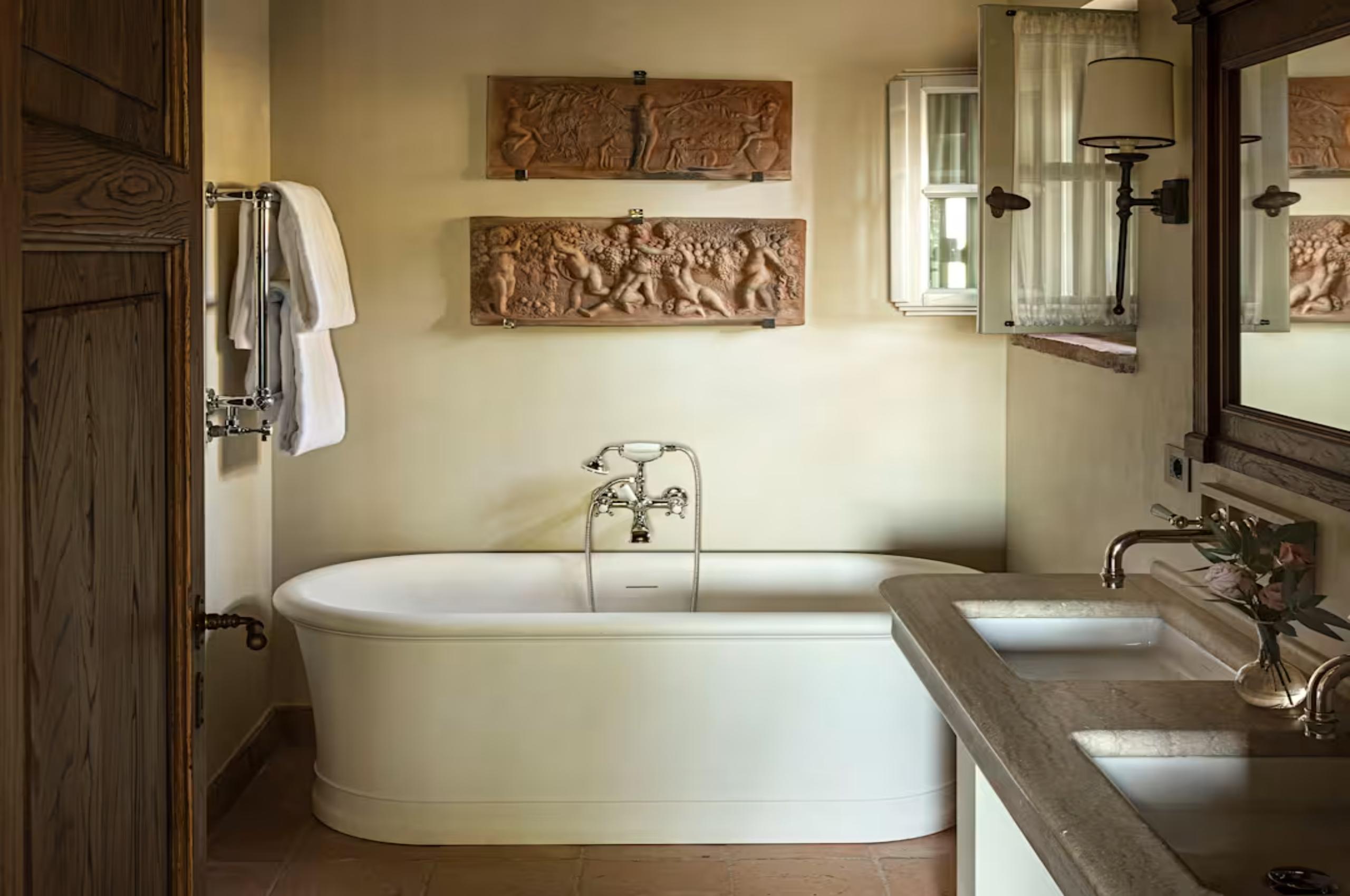villa-greta-bathroom-bathtub-luxury-tuscany