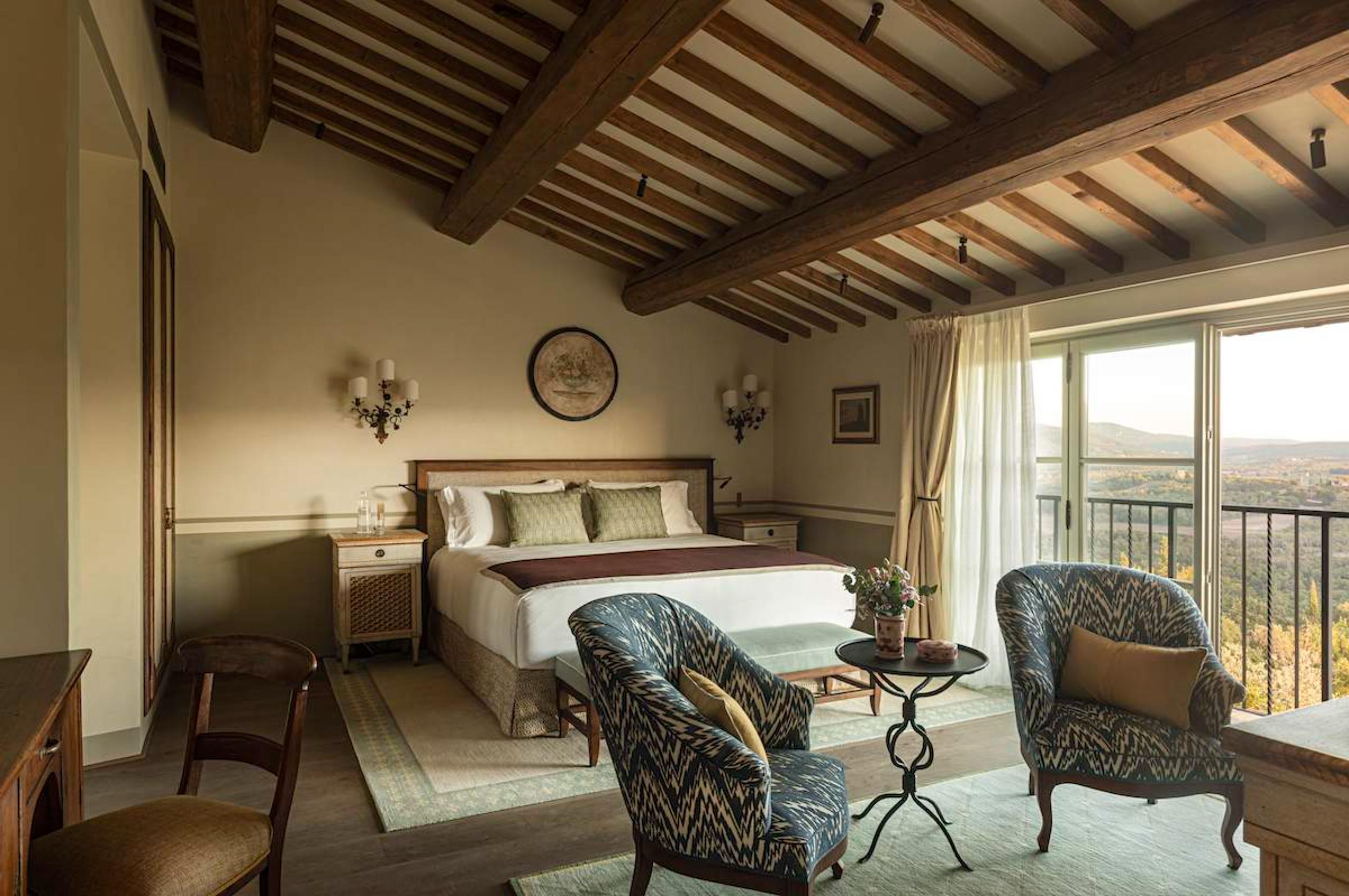 villa-greta-bedroom-elegant-traditional-design-scenic-views-luxury-tuscany