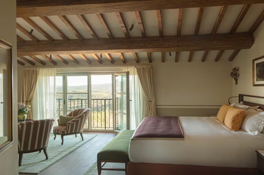 villa-greta-bedroom-scenic-views-luxury-tuscany
