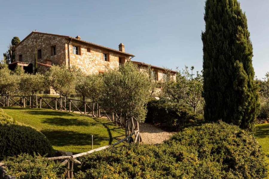 villa-greta-exterior-garden-nature-traditional-italian-countryside-retreat-luxury-tuscany