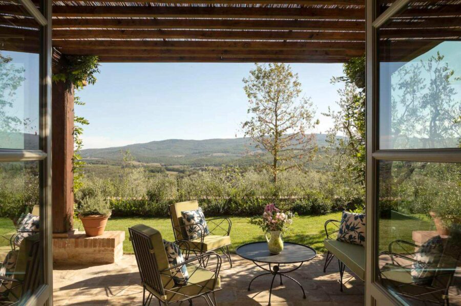 villa-greta-garden-alfresco-lounge-scenic-views-luxury-tuscany