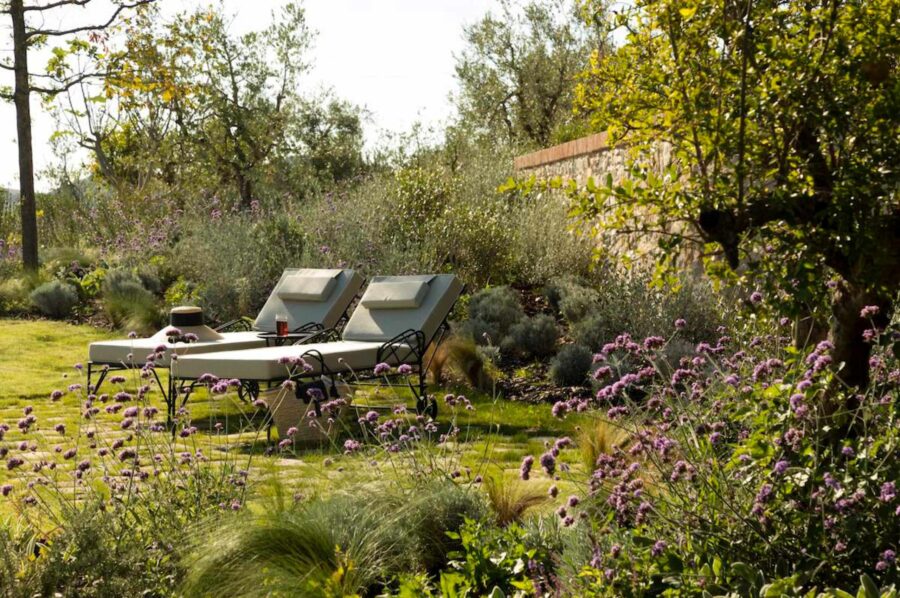 villa-greta-garden-sunloungers-scenic-views-luxury-rental-retreat-tuscany