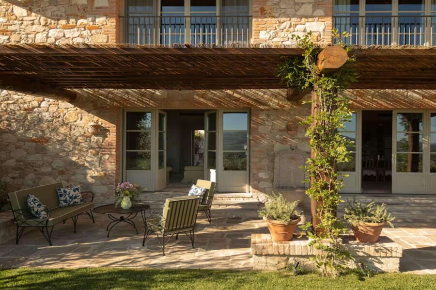 villa-greta-pergola-covered-terrace-alfresco-seating-garden-luxury-tuscany