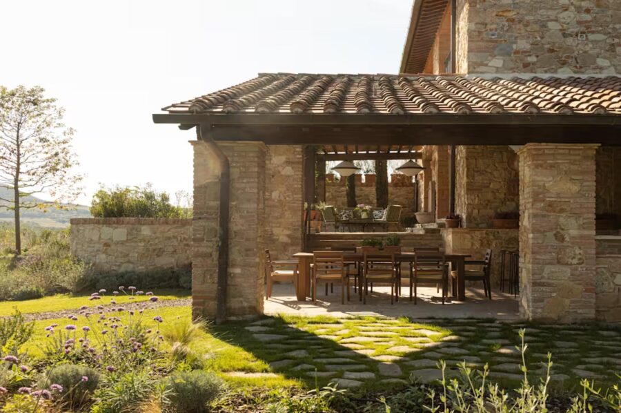 villa-greta-pergola-covered-terrace-outdoor-seating-garden-luxury-tuscany