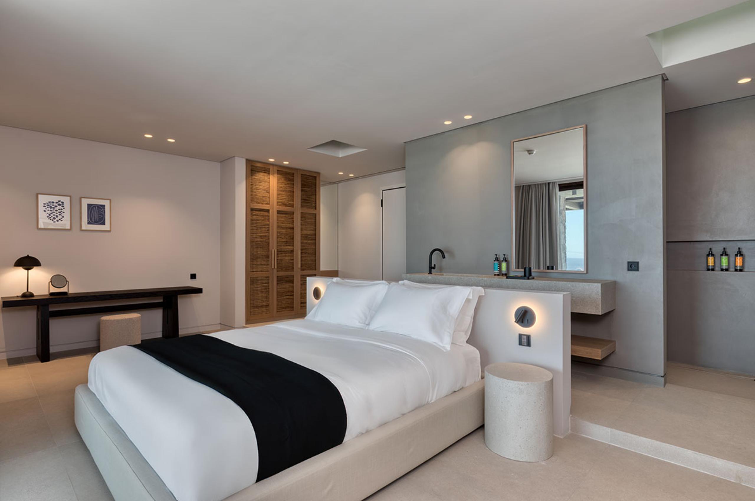 villa-lyra-bedroom-ensuite-modern-spacious-sleek-design-luxury-mykonos