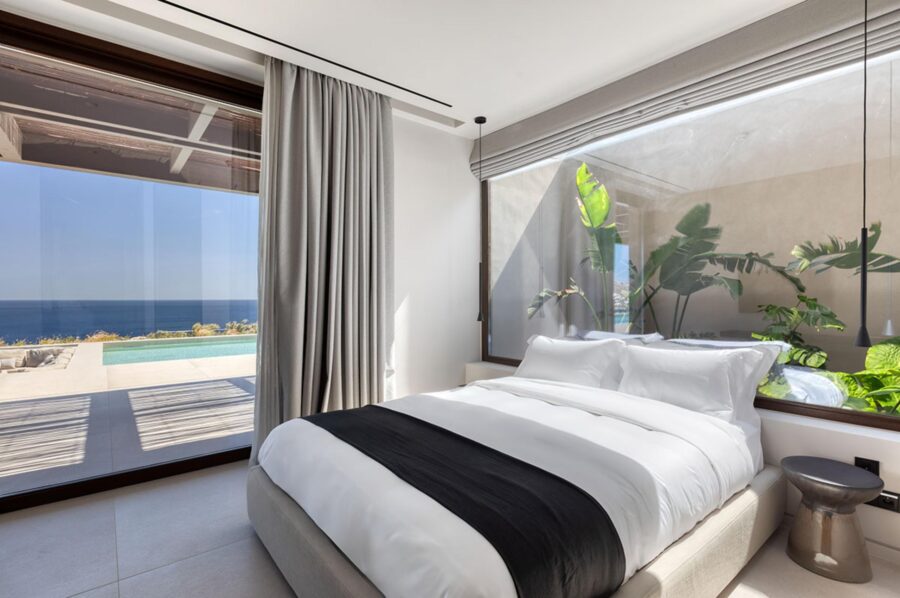 villa-lyra-bedroom-terrace-access-bright-modern-design-luxury-mykonos