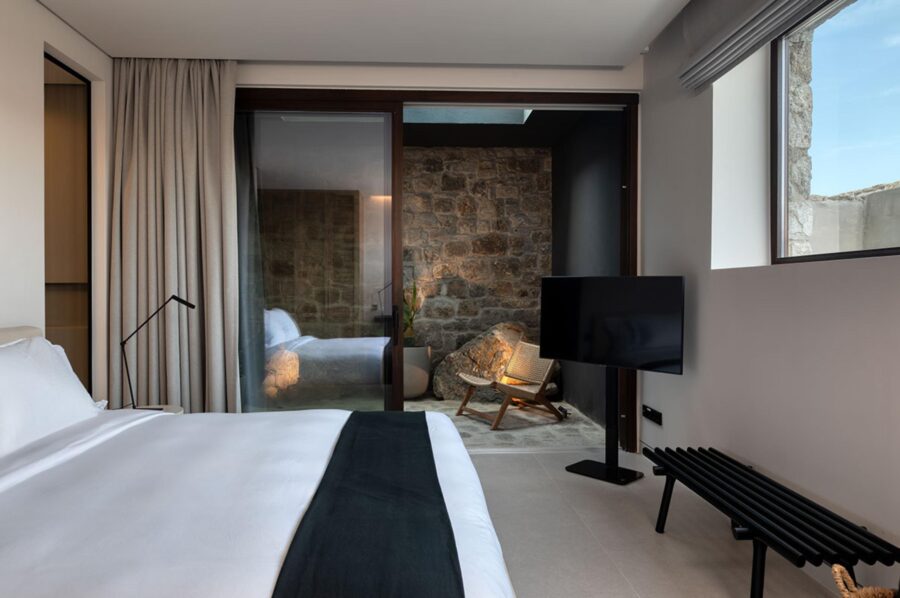 villa-lyra-bedroom-tv-unique-elegant-mediterranean-design-luxury-mykonos