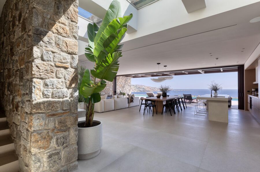 villa-lyra-living-area-openplan-kitchen-dining-lounge-sea-view-luxury-rental-retreat-mykonos