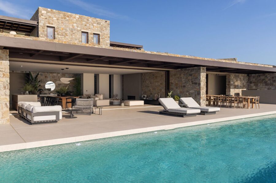 villa-lyra-swimming-pool-terrace-sunloungers-alfresco-dining-area-luxury-mykonos