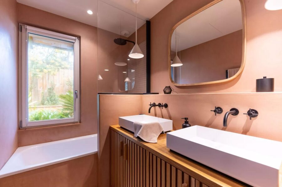 villa-maeva-bathroom-double-sink-bathtub-luxury-capferret