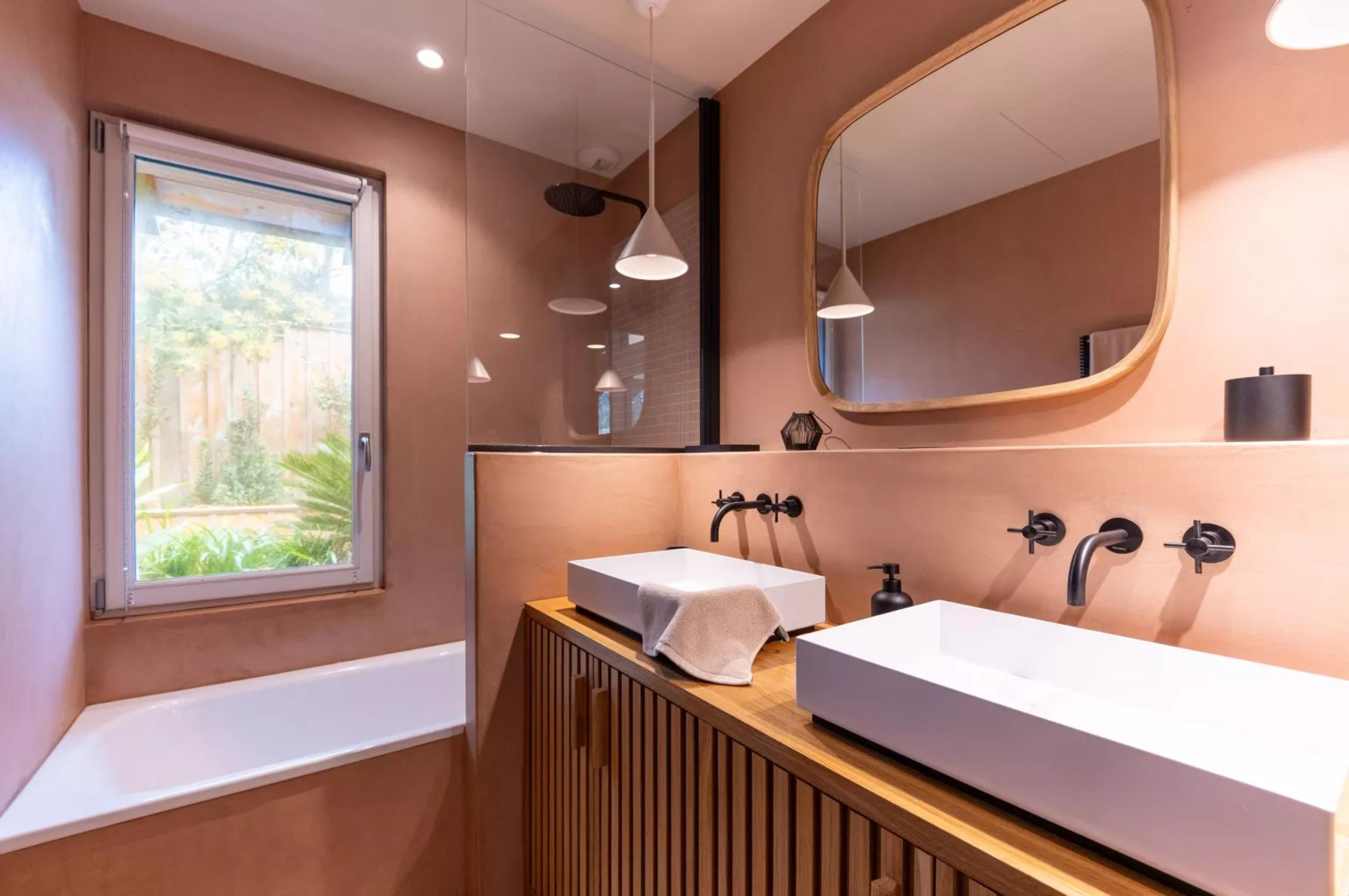 villa-maeva-bathroom-double-sink-bathtub-luxury-capferret